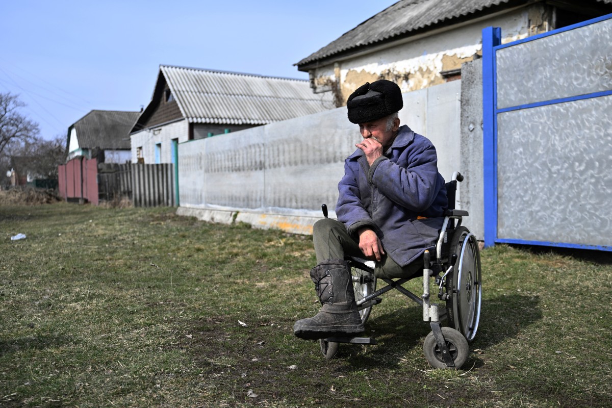 Russian bombs turn Ukraine border village into 'hell'
