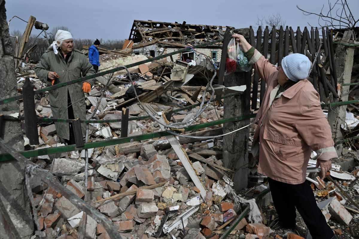 Russian bombs turn Ukraine border village into 'hell'