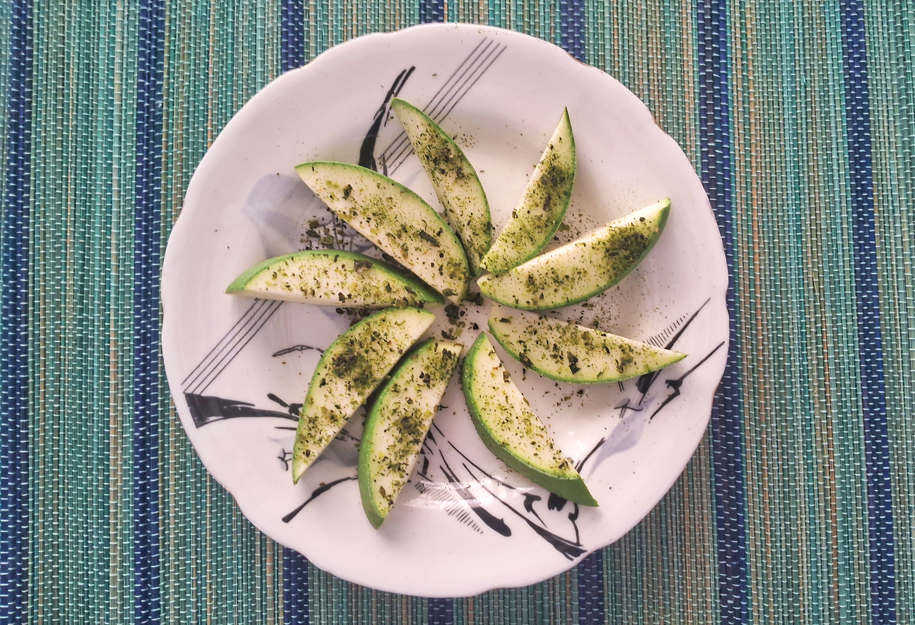 Raw mango slices with green chili salt [Nupur Roopa/Al Jazeera]