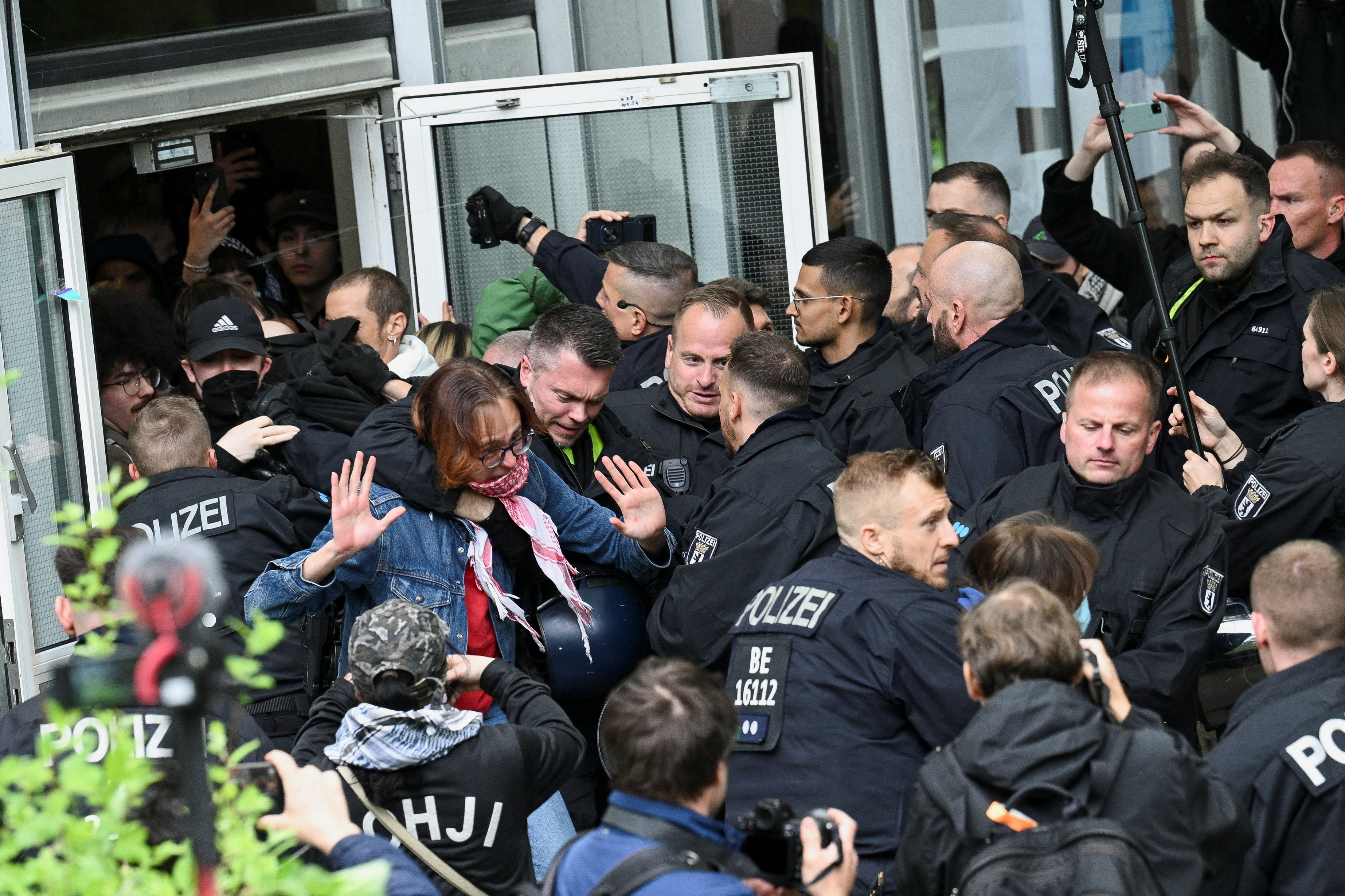 A police officer sprays protesters at Freie Universitat (FU) Berlin, as pro-Palestinian demonstrators occupy a courtyard with a protest camp, amid the ongoing conflict between Israel and Palestinian Islamist group Hamas, in Berlin, Germany, May 7, 2024. REUTERS/Annegret Hilse