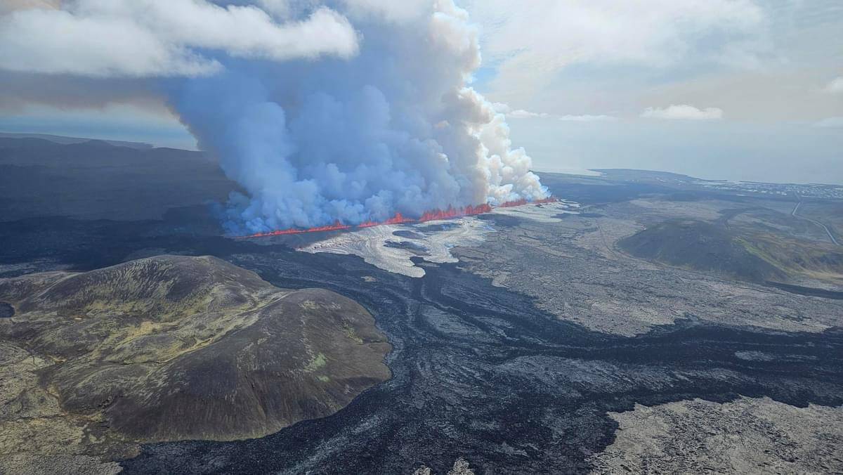 A volcano spews lava and smoke as it erupts near Grindavik, on Reykjanes Peninsula, Iceland, May 29, 2024. Iceland Civil Protection/Handout via REUTERS THIS IMAGE HAS BEEN SUPPLIED BY A THIRD PARTY. MANDATORY CREDIT. NO RESALES. NO ARCHIVES. BEST QUALITY AVAILABLE