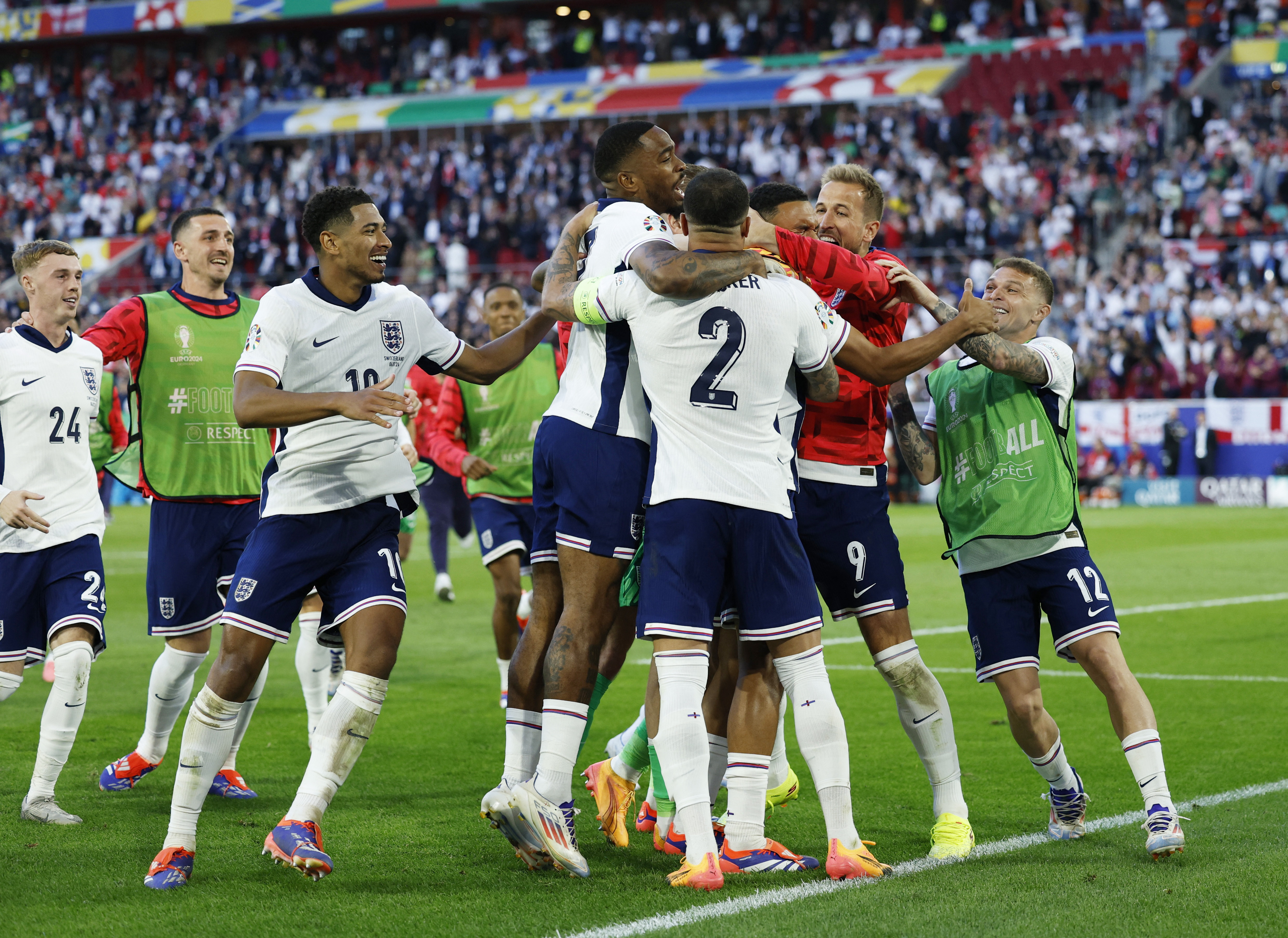 Soccer Football - Euro 2024 - Quarter Final - England v Switzerland - Dusseldorf Arena, Dusseldorf, Germany - July 6, 2024 England players celebrate after the match REUTERS/John Sibley
