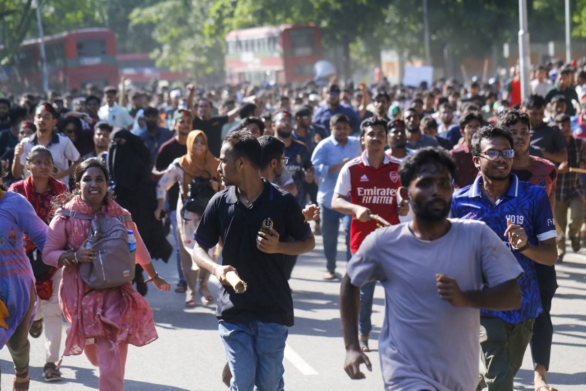 Violent clashes leave scores injured in Bangladesh