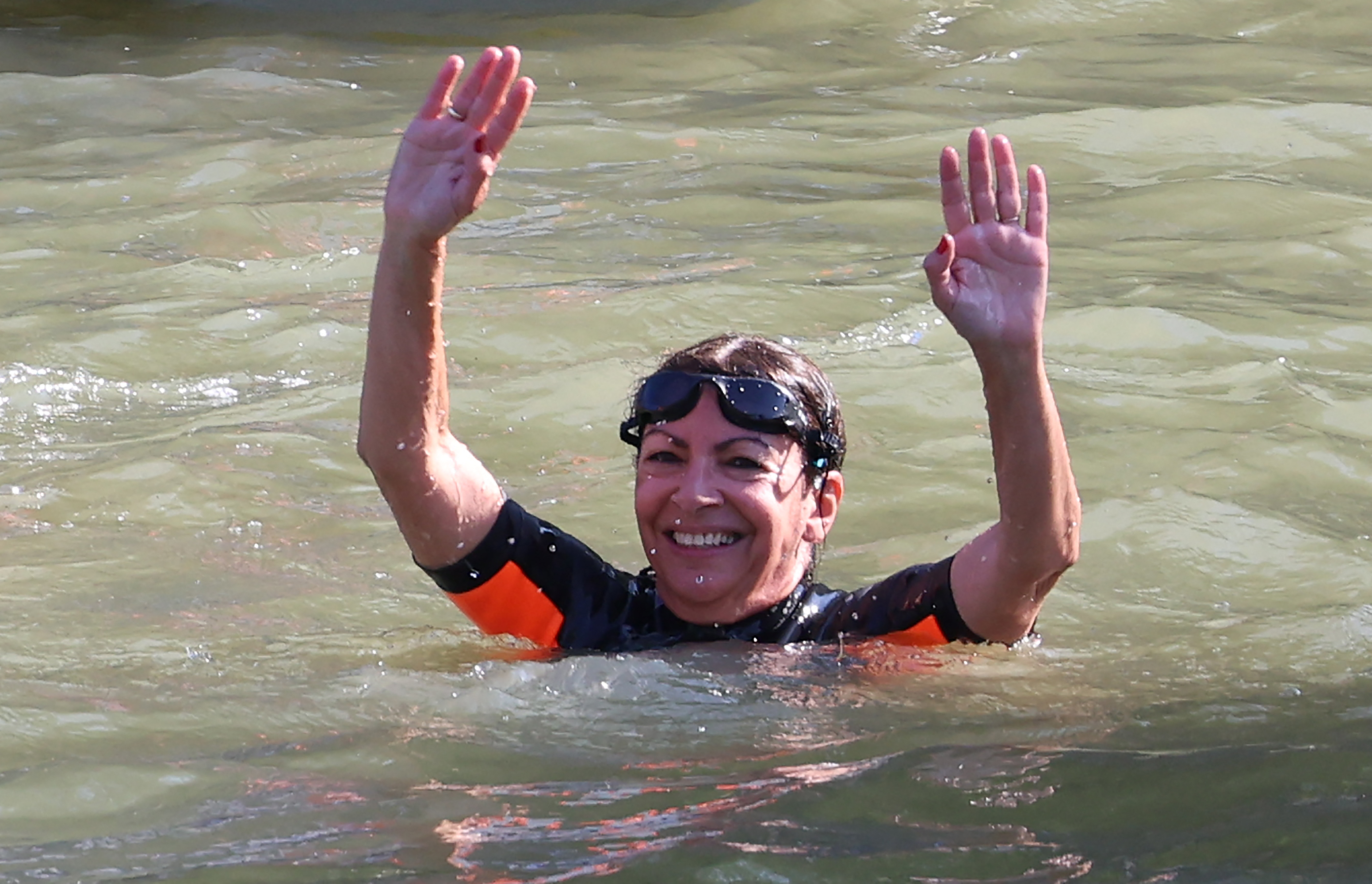 France mayor swims in River Seine.