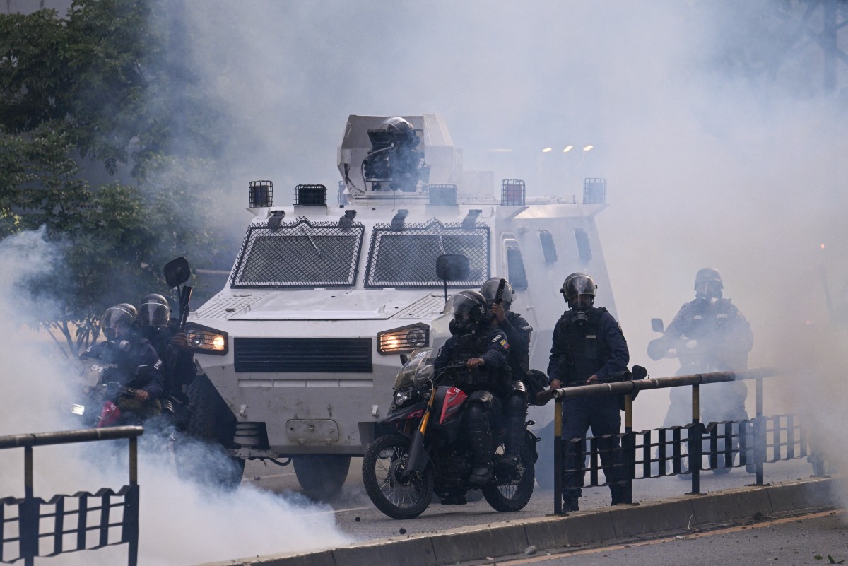 Venezuelan protesters teargassed in wake of disputed vote