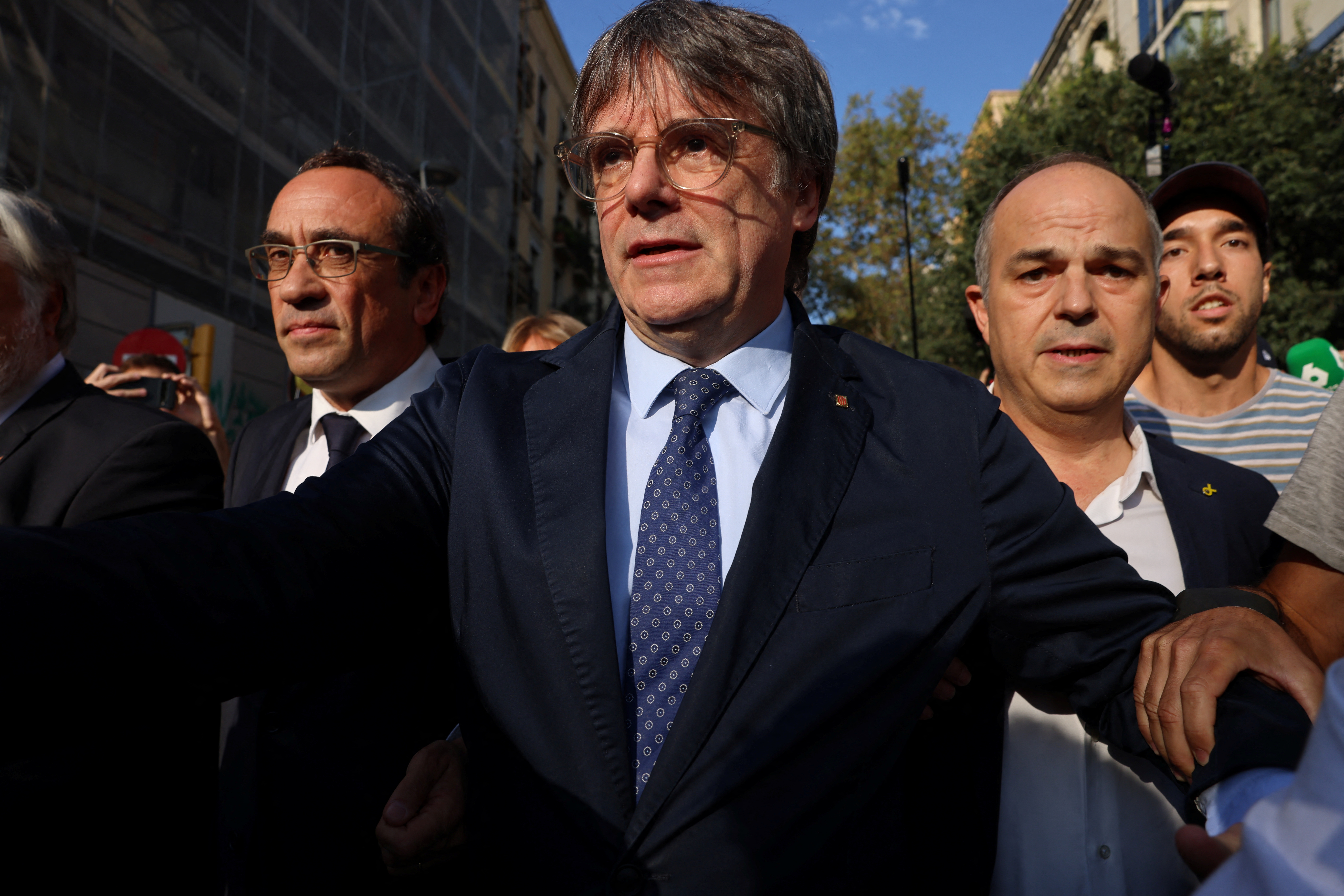 People gather around Catalan separatist leader Carles Puigdemont as he returns to Spain from seven years of self-imposed exile despite a pending warrant for his arrest, during a welcoming event organised by his party, Junts per Catalunya, in Barcelona, Spain, August 8, 2024. REUTERS/Nacho Doce