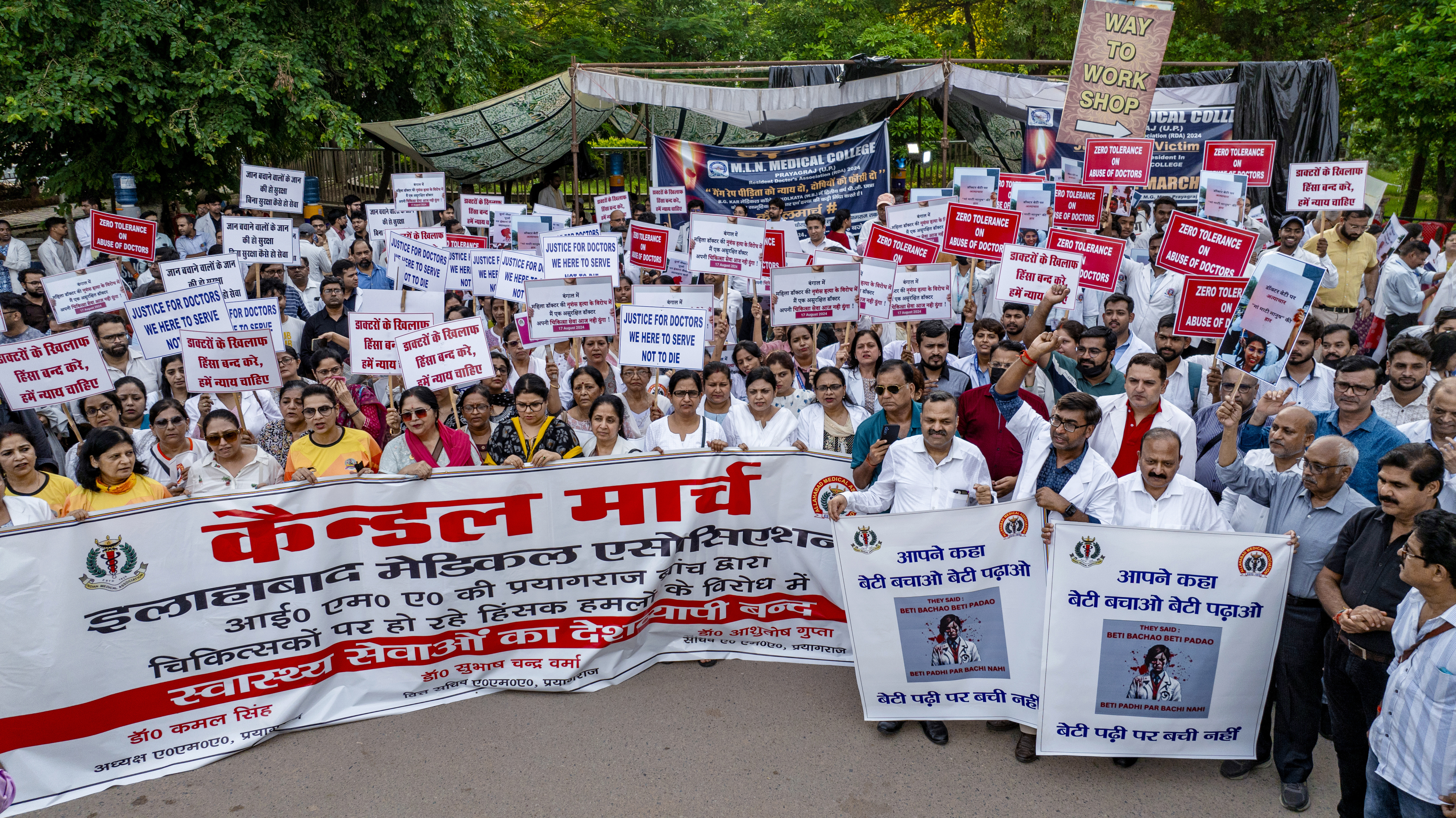 Allahabad Medical Association (AMA) and Resident doctors of SRN Hospital hold candles and walk in a protest rally against the alleged rape and killing of a trainee doctor at a government hospital last week,in Prayagraj, Uttar Pradesh, India, Saturday, Aug. 17, 2024. (AP Photo/Rajesh Kumar Singh)