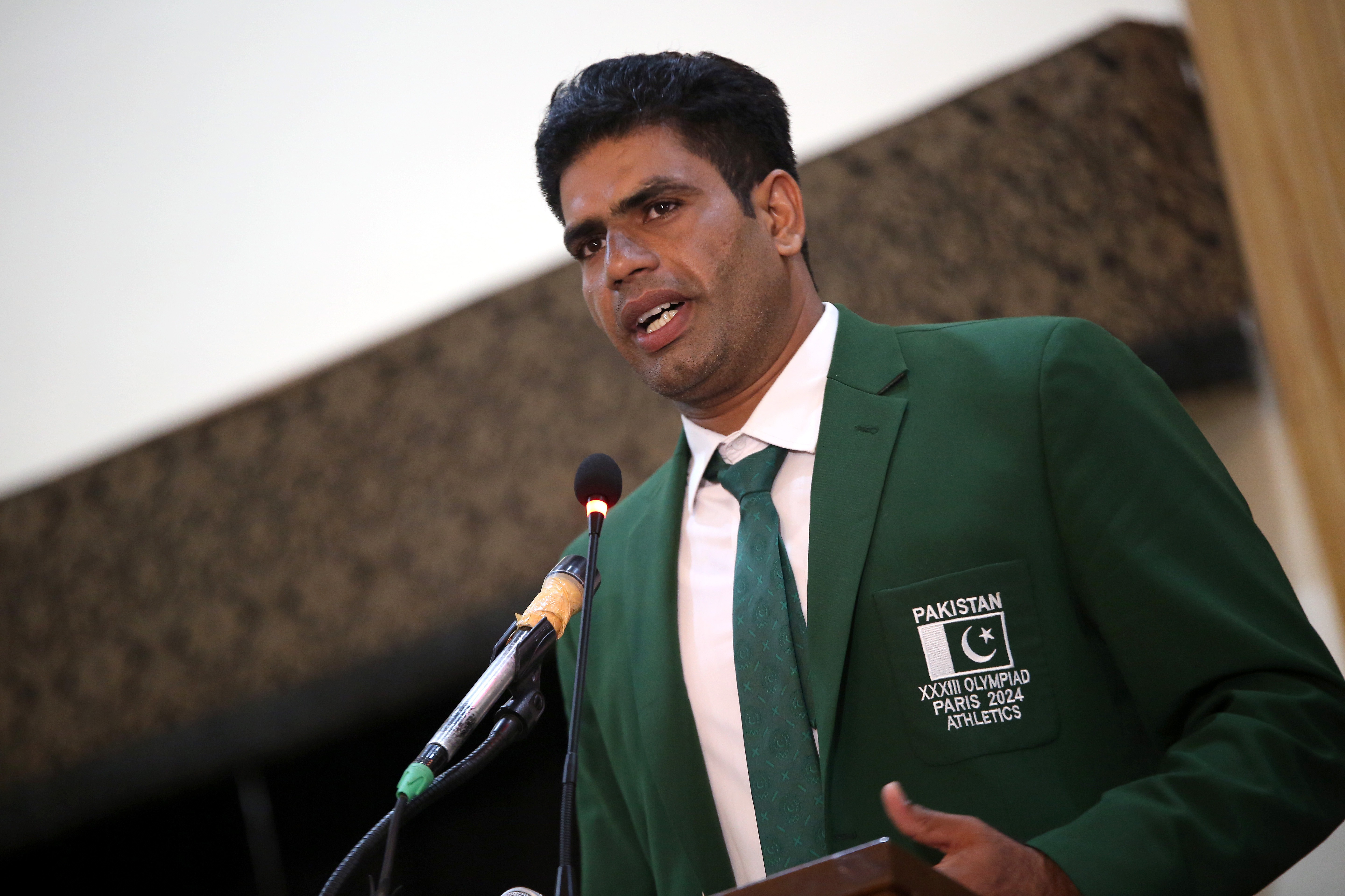 epa11548431 Olympic gold medalist Arshad Nadeem talks to the media and audience at the Governor House in Peshawar, Pakistan, 14 August 2024. Nadeem, a 27-year-old from a small village near Mian Channu, made history in the Paris 2024 Olympic Games after becoming Pakistan's first-ever individual gold medalist with a throw of 92.97 meters in the men's javelin throw competition, setting a new Olympic record. EPA-EFE/BILAWAL ARBAB
