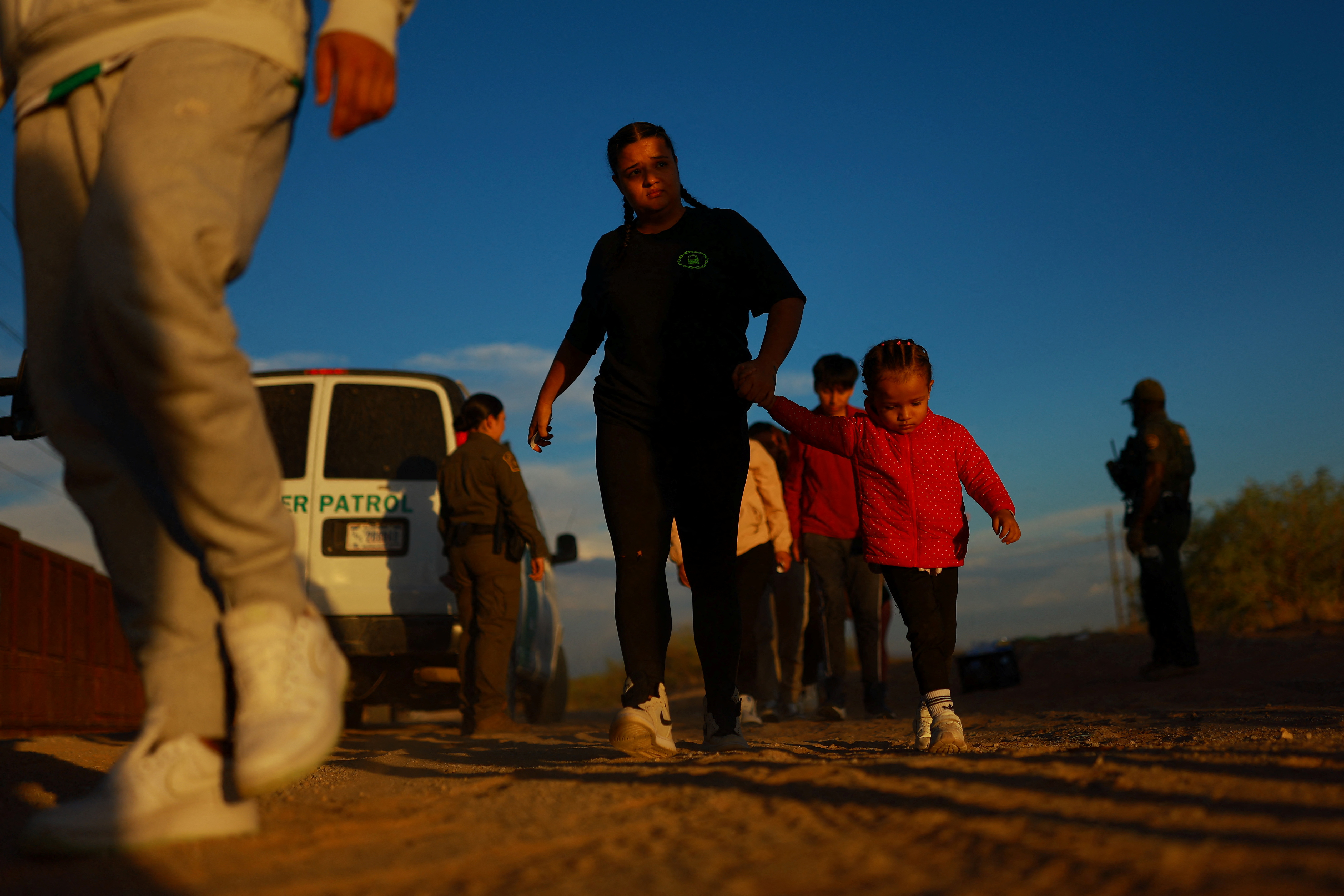 Migrants are detained by U.S. Border Patrol agents after crossing into the United States from Mexico, in Sunland Park, New Mexico, U.S. August 2, 2024. REUTERS/Jose Luis Gonzalez