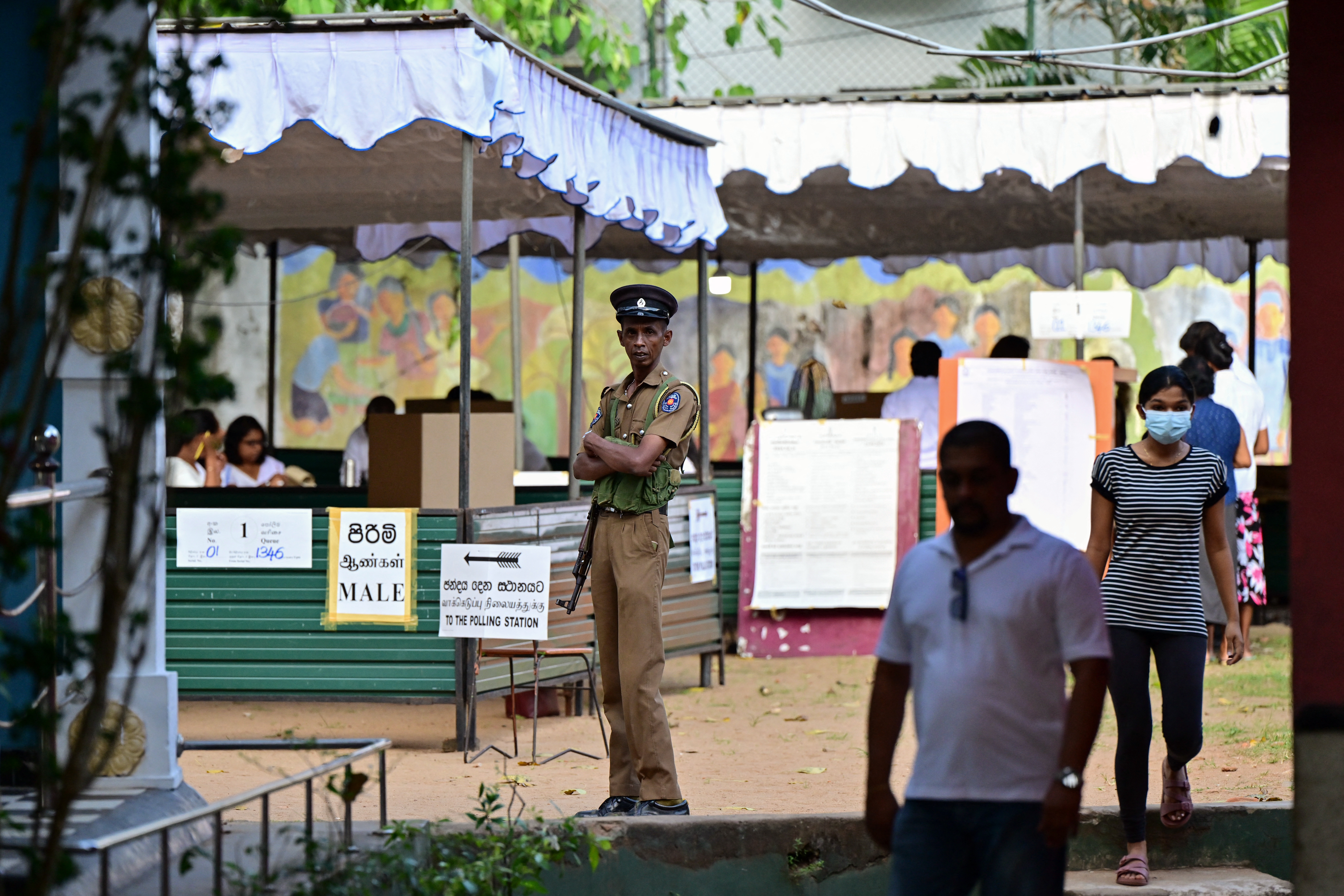 A policeman keeps watch at a polling station during voting in Sri Lanka's presidential election in Colombo on September 21, 2024. [Ishara S. KODIKARA / AFP]