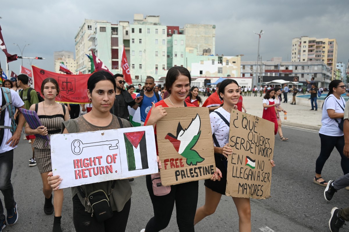 Cuban president leads pro-Palestinian march in Havana