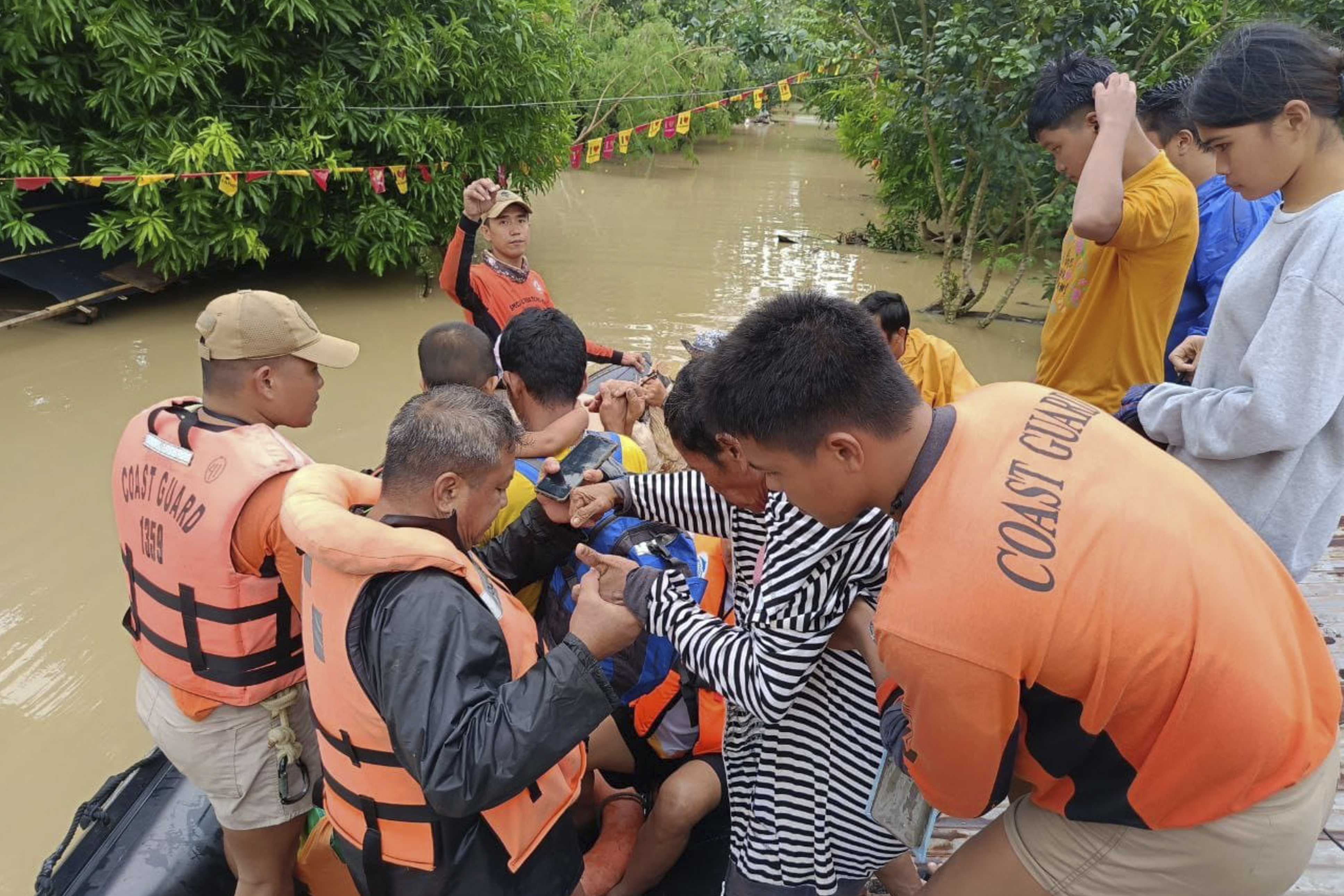 thousands evacuated as tropical storm batters Philippines