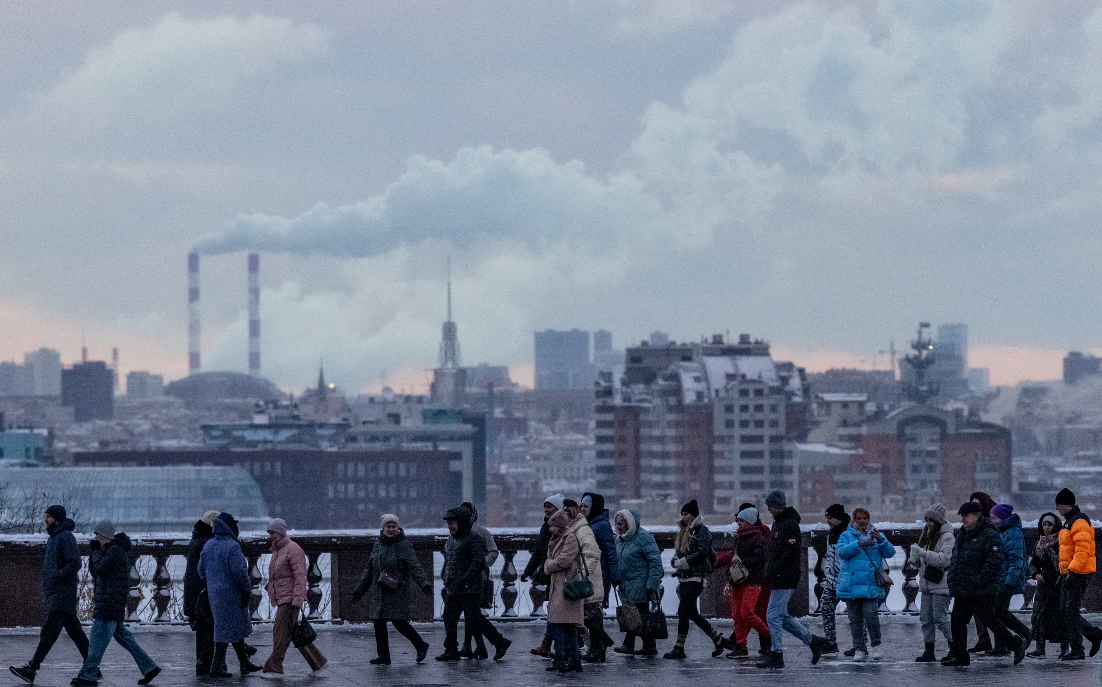 People walk at the Vorobyovy Gory viewpoint on a snowy day in Moscow, Russia, November 4, 2024. REUTERS/Maxim Shemetov