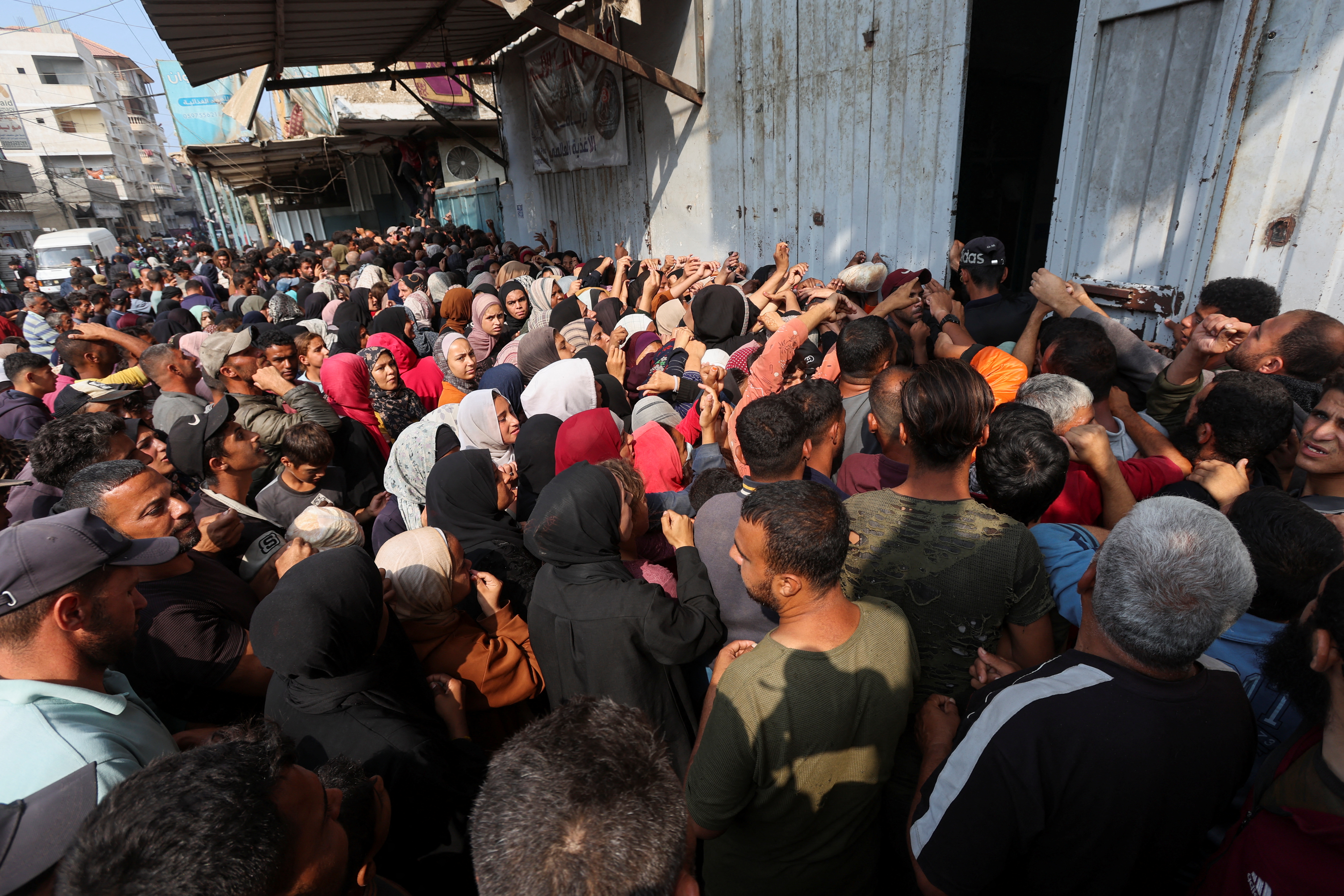 Palestinians gather as they wait to buy bread from a bakery, amid the ongoing conflict between Israel and Hamas, in Deir Al-Balah in the central Gaza Strip November 10, 2024. REUTERS/Ramadan Abed