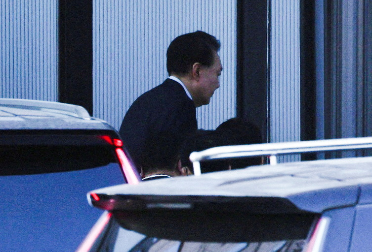 South Korea's impeached President Yoon Suk Yeol arrives at the Corruption Investigation Office for High-ranking Officials (CIO), in Gwacheon, South Korea, January 15, 2025. KOREA POOL/Pool via REUTERS SOUTH KOREA OUT. NO COMMERCIAL OR EDITORIAL SALES IN SOUTH KOREA. TPX IMAGES OF THE DAY