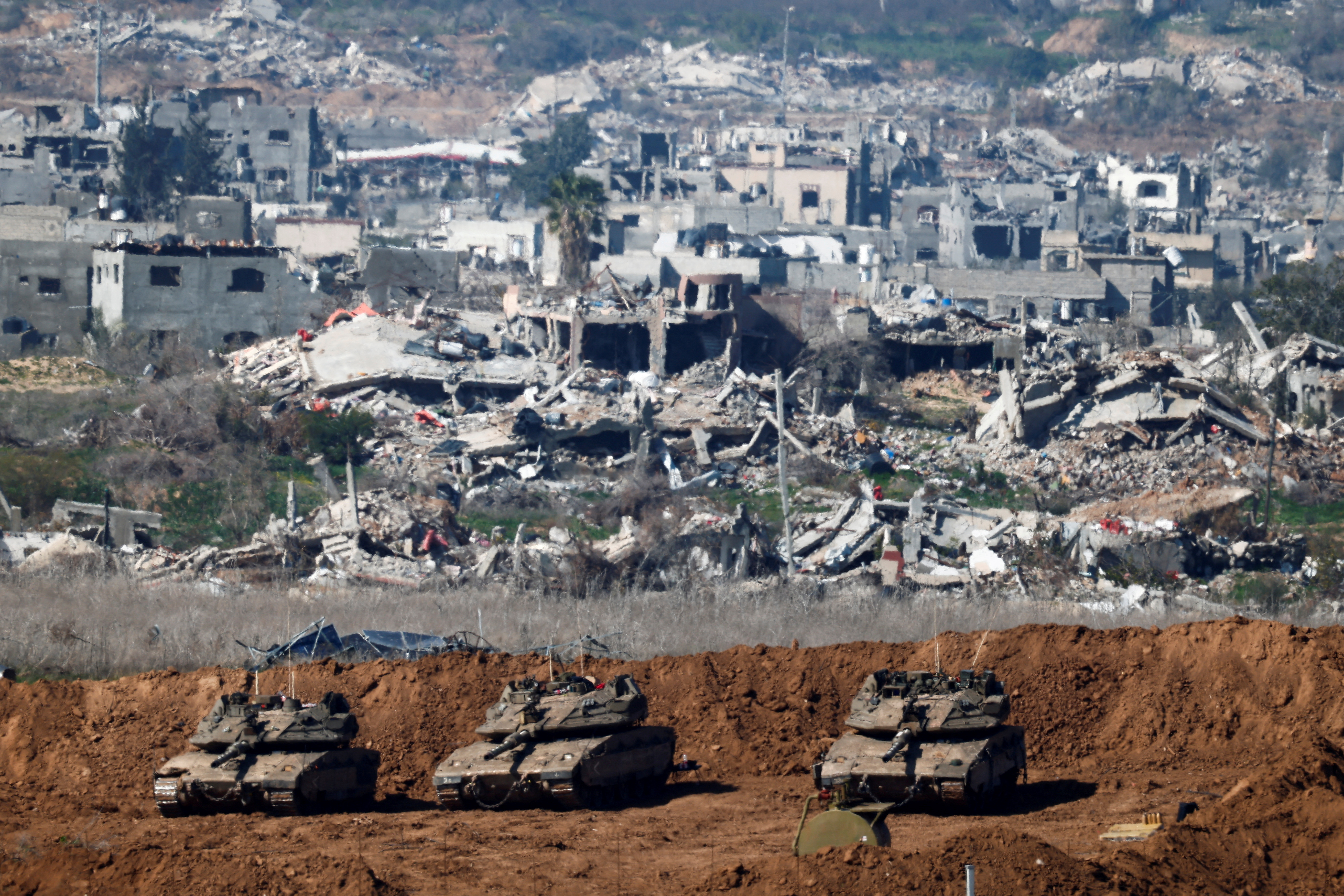 A view shows Israeli tanks near the border with Gaza, amid a ceasefire between Israel and Hamas, as seen from Israel, January 21, 2025. REUTERS/Amir Cohen TPX IMAGES OF THE DAY