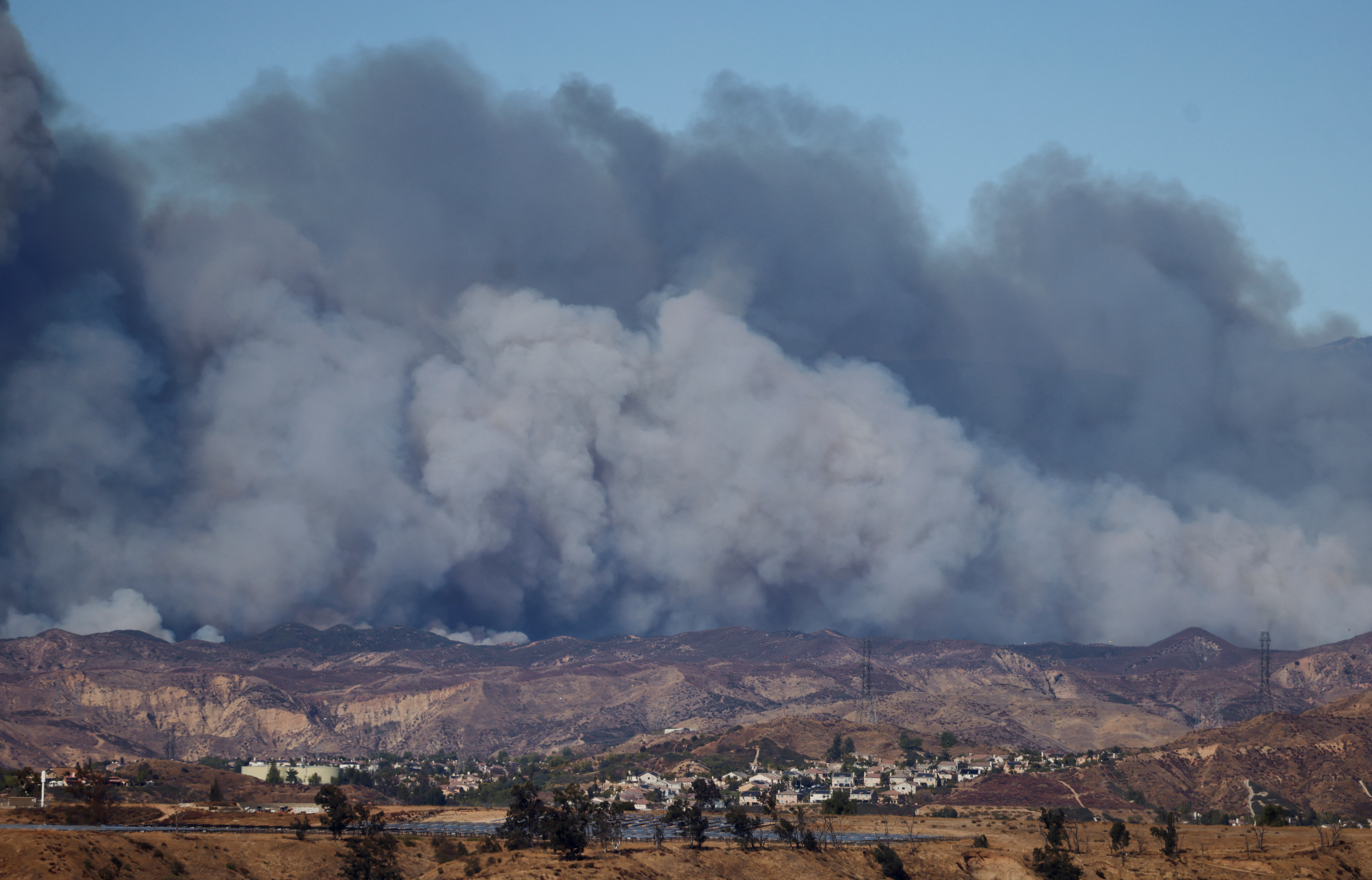 New wildfire breaks out north of Los Angeles