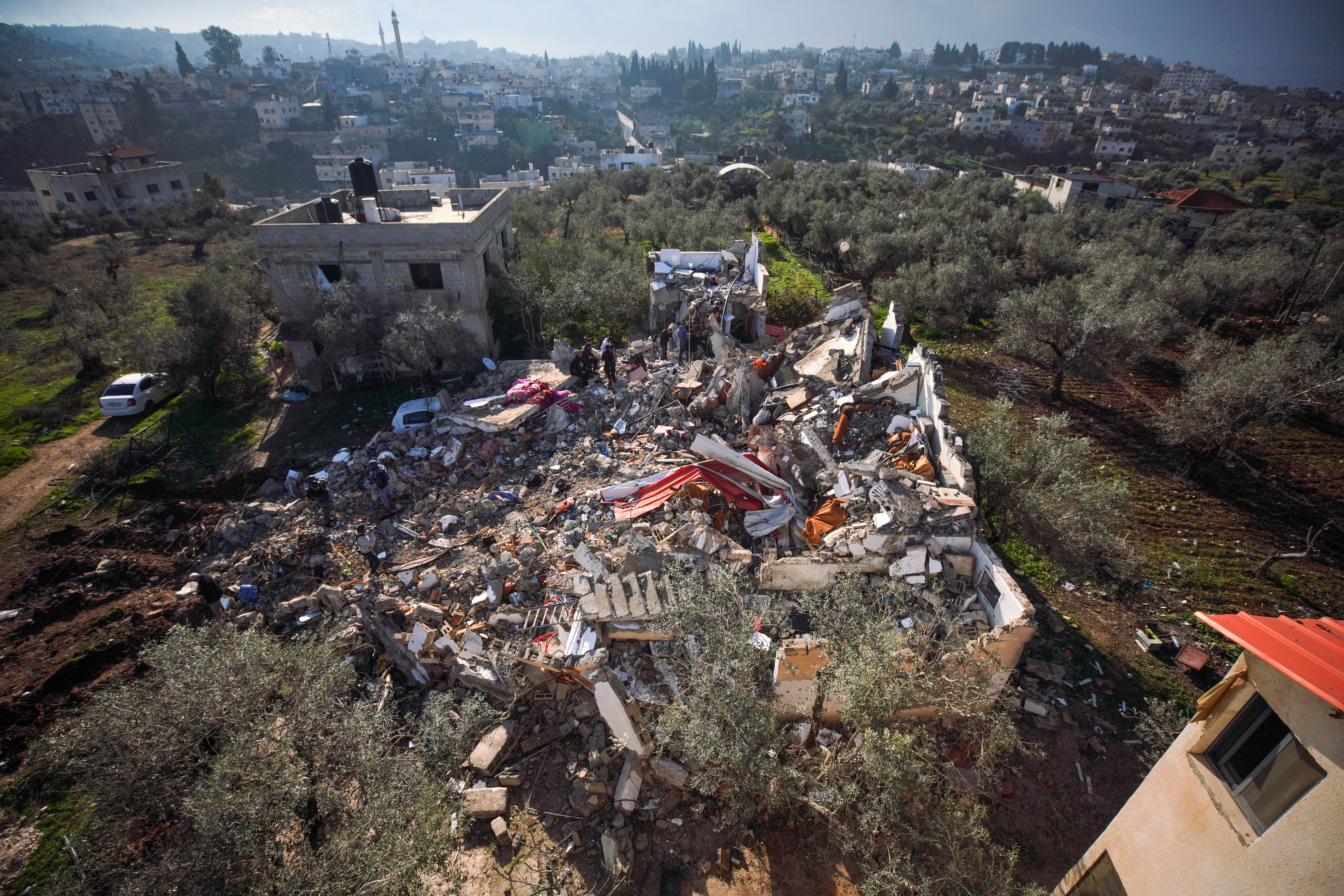 hundreds leave Jenin as Israel presses raids