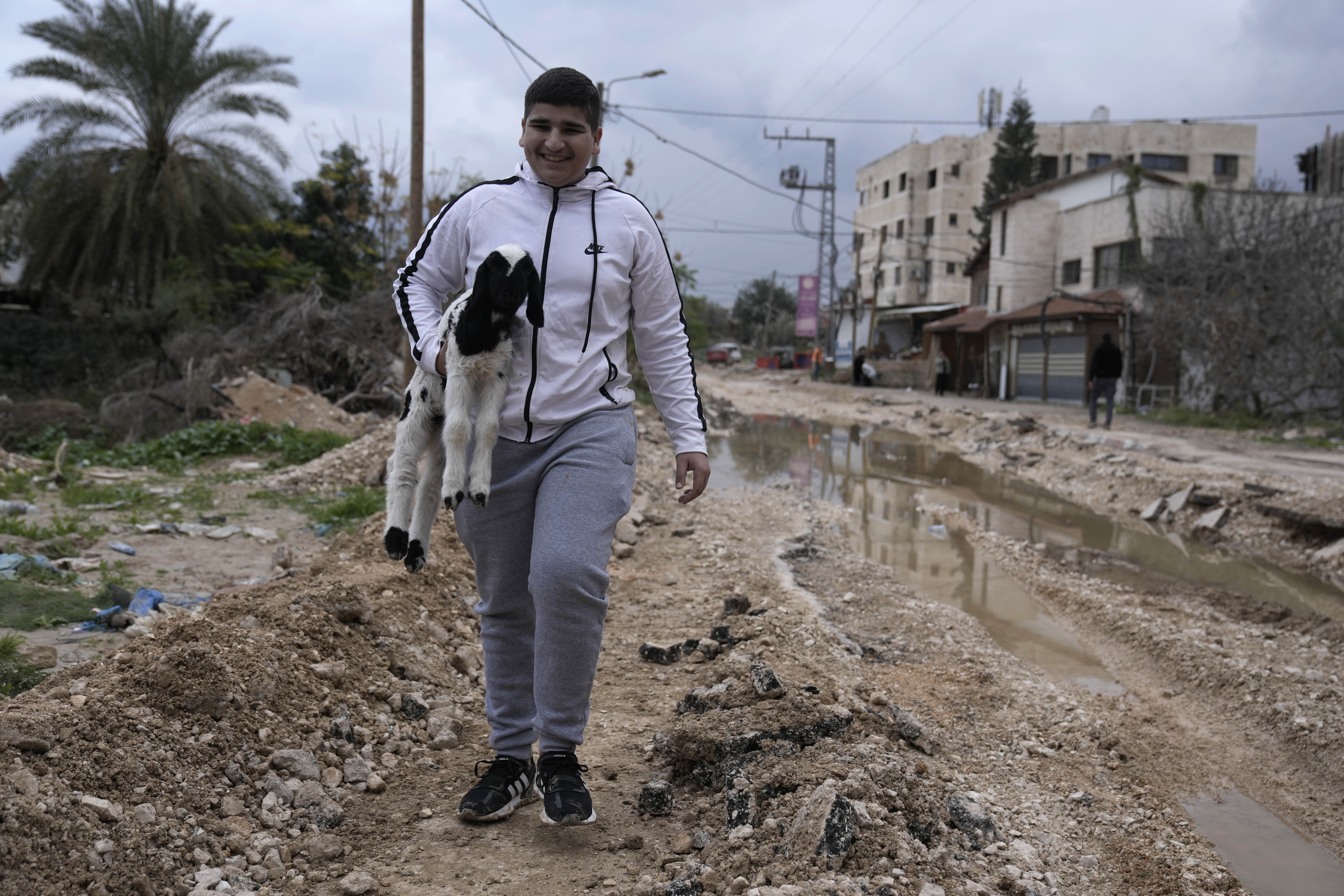 hundreds leave Jenin as Israel presses raids