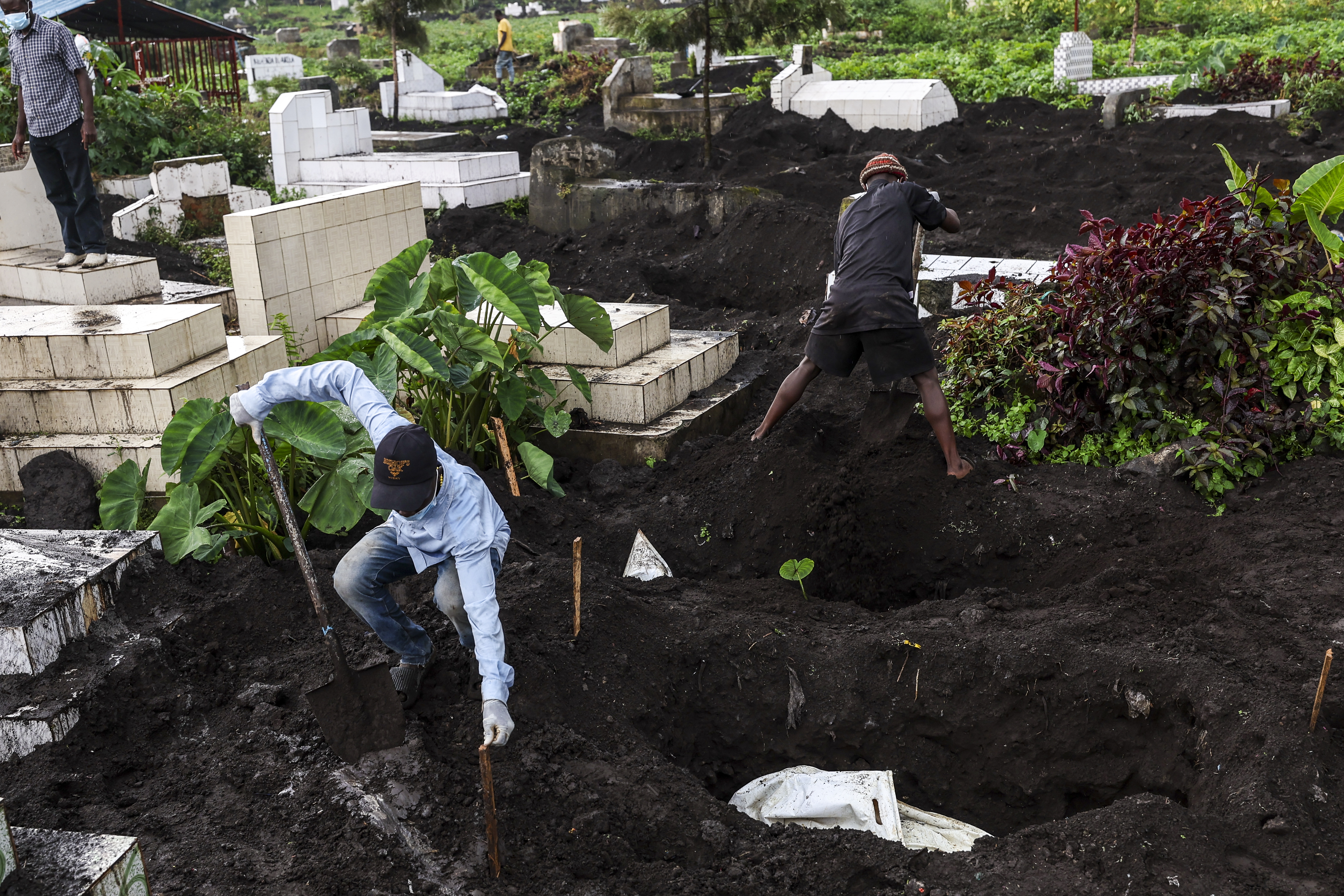 Goma residents race to bury 2,000 bodies from conflict