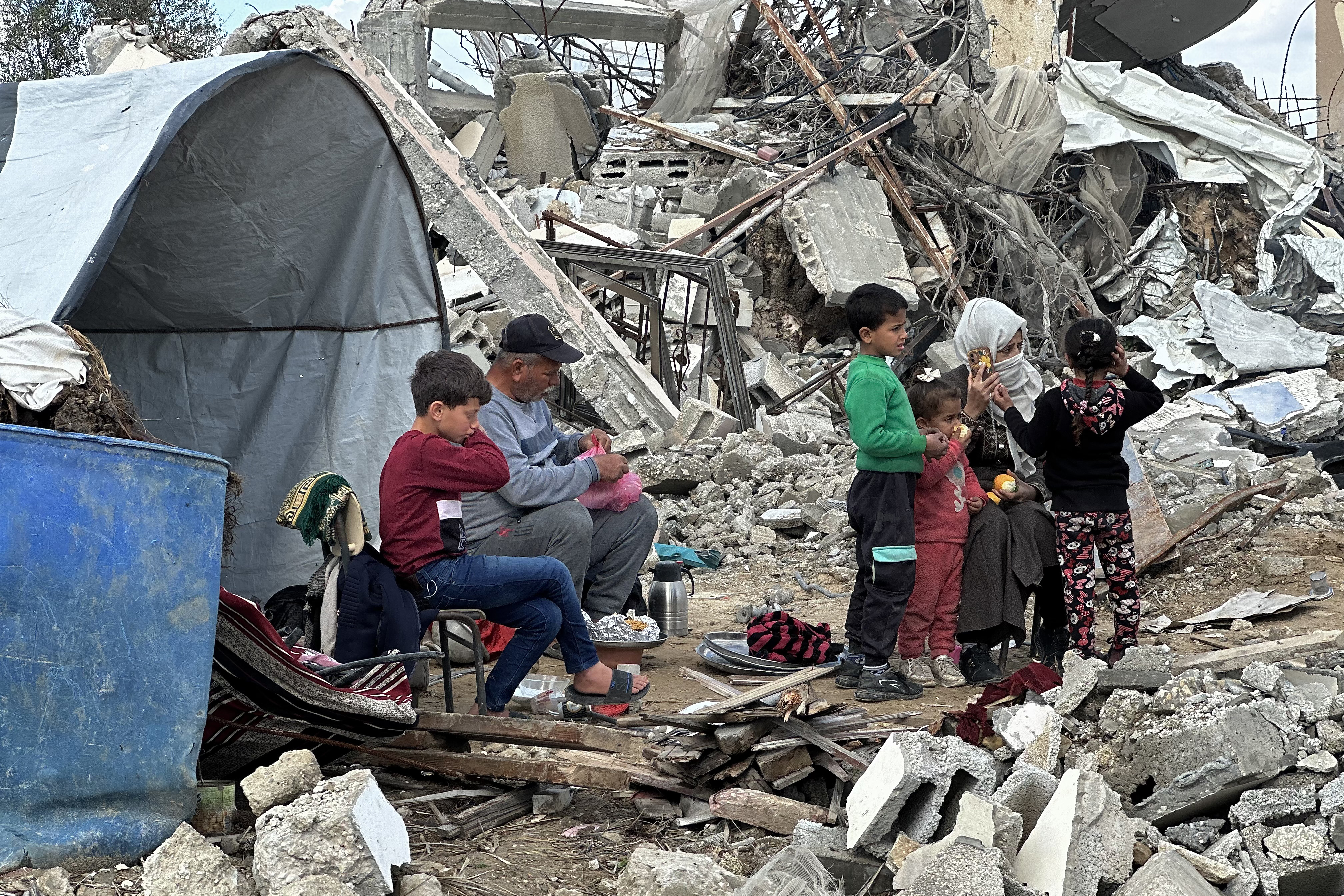 Cold weather conditions negatively affect Palestinians staying in tents