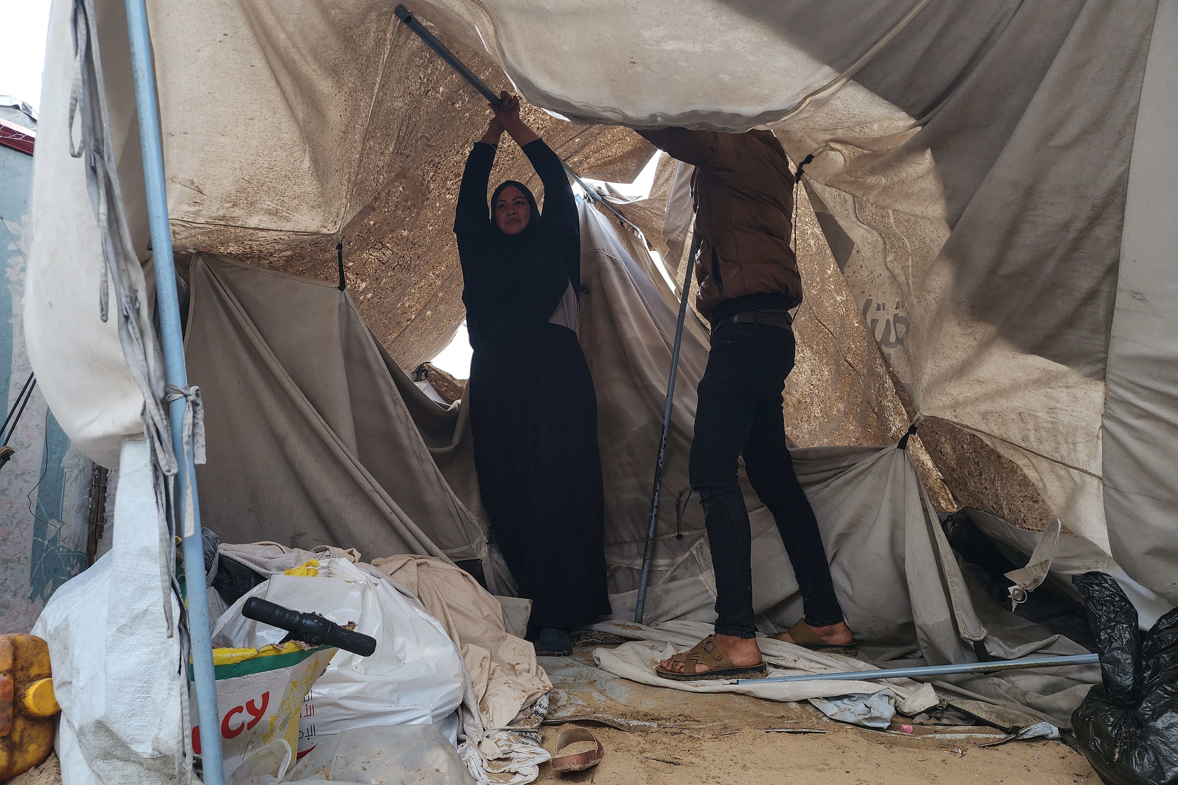 Cold weather conditions negatively affect Palestinians staying in tents