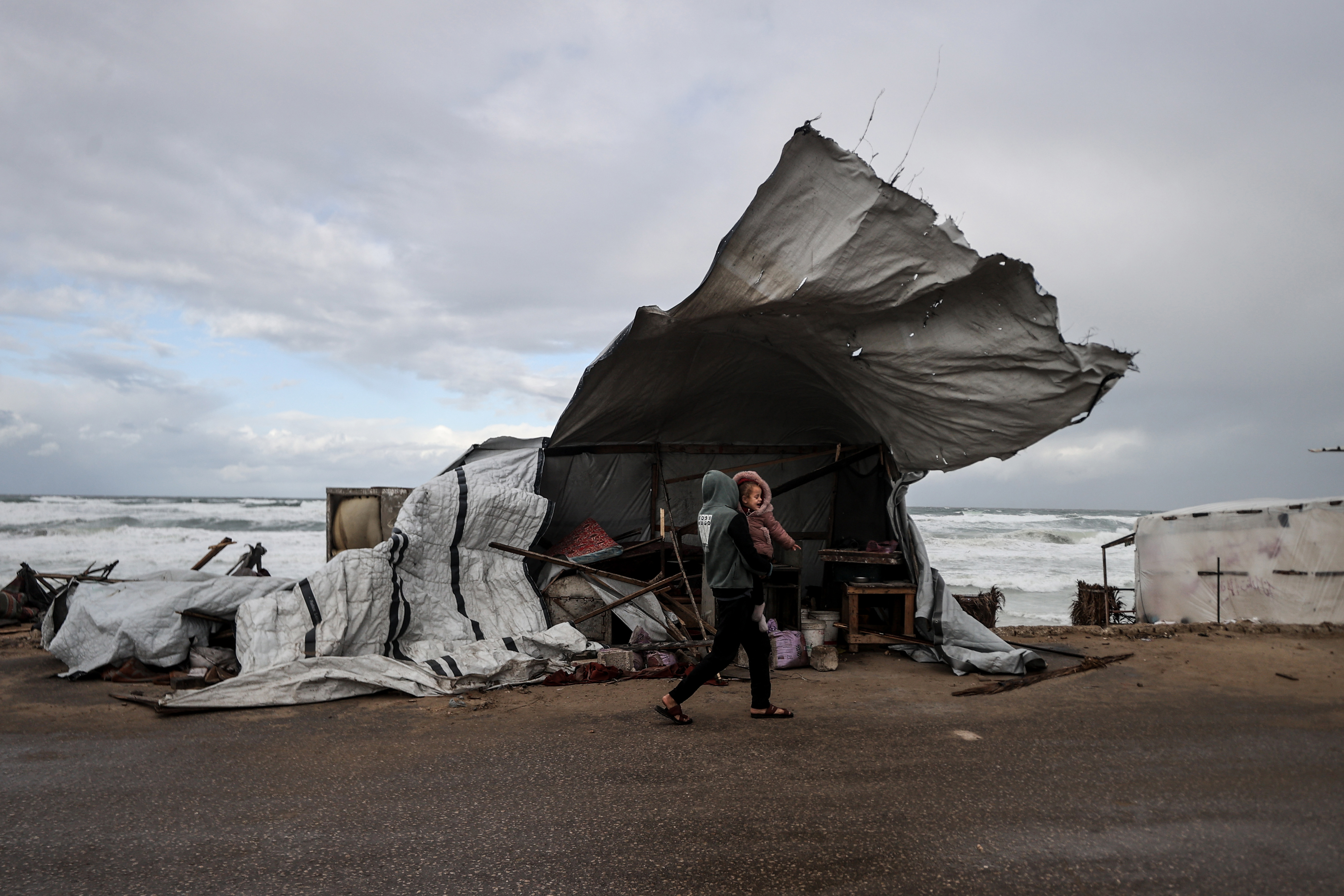 Cold weather conditions negatively affect Palestinians staying in tents