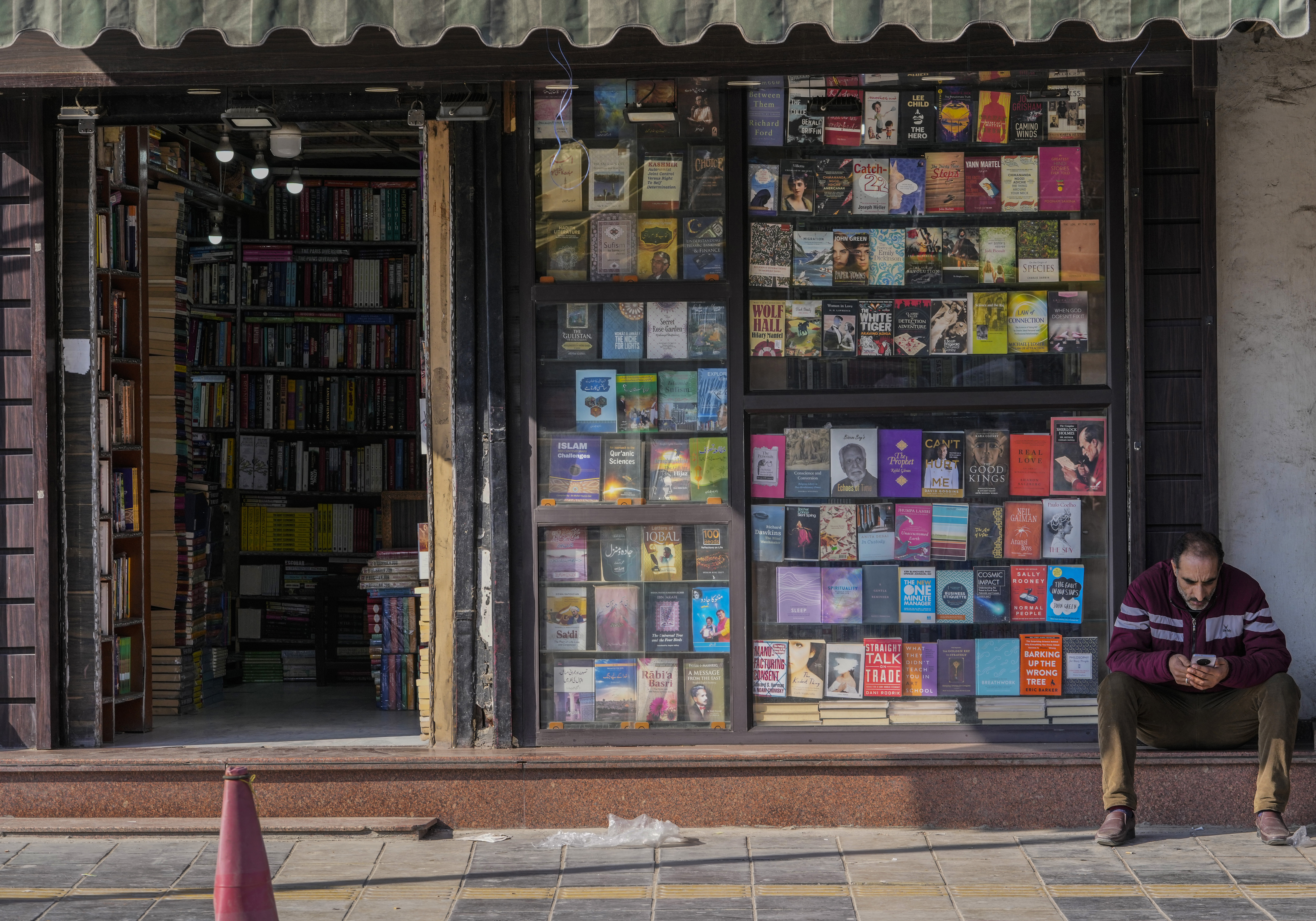 Police in disputed Kashmir raid bookstores, seizing books