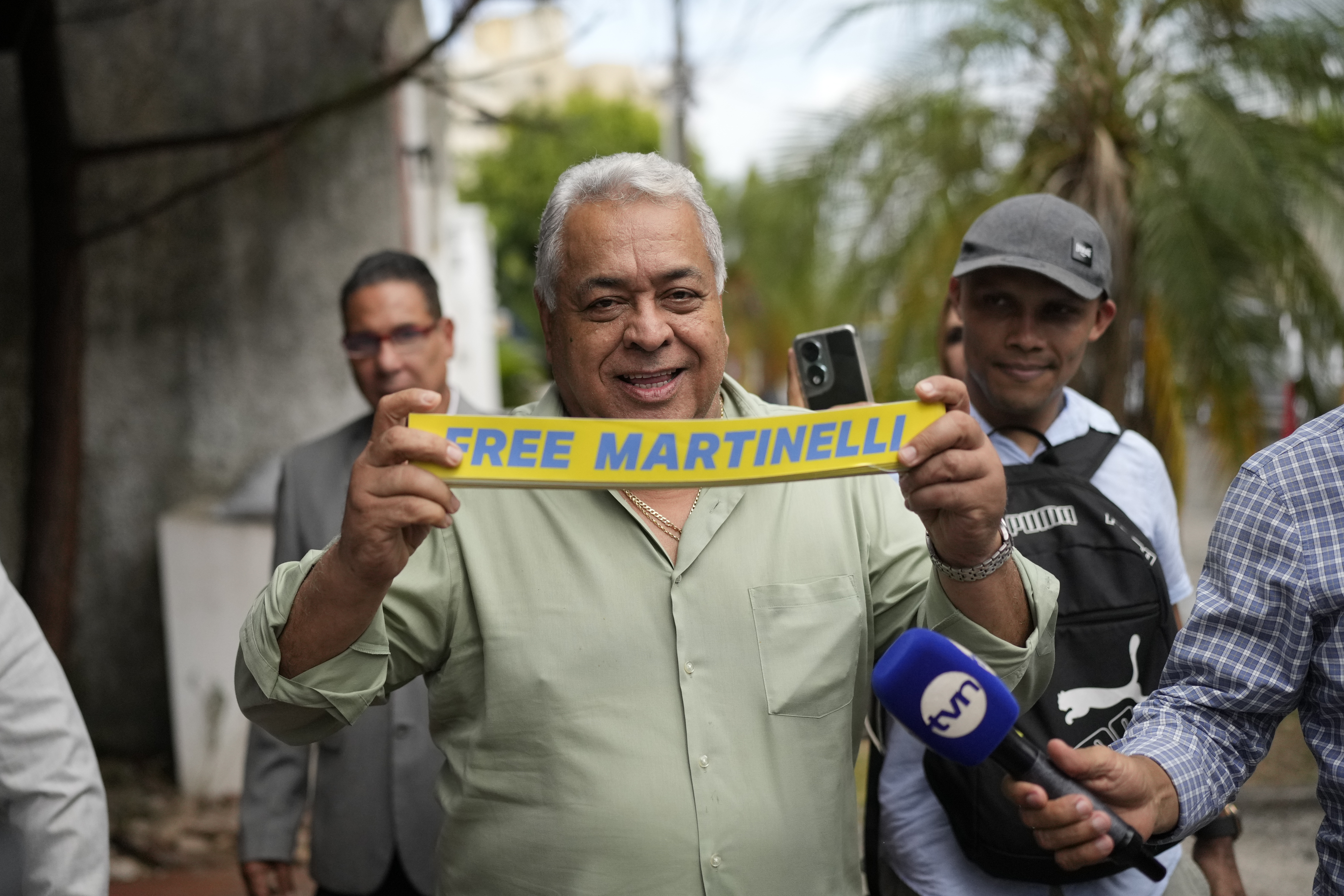 Alejandro Perez holds up a sign that reads, "Free Martinelli"