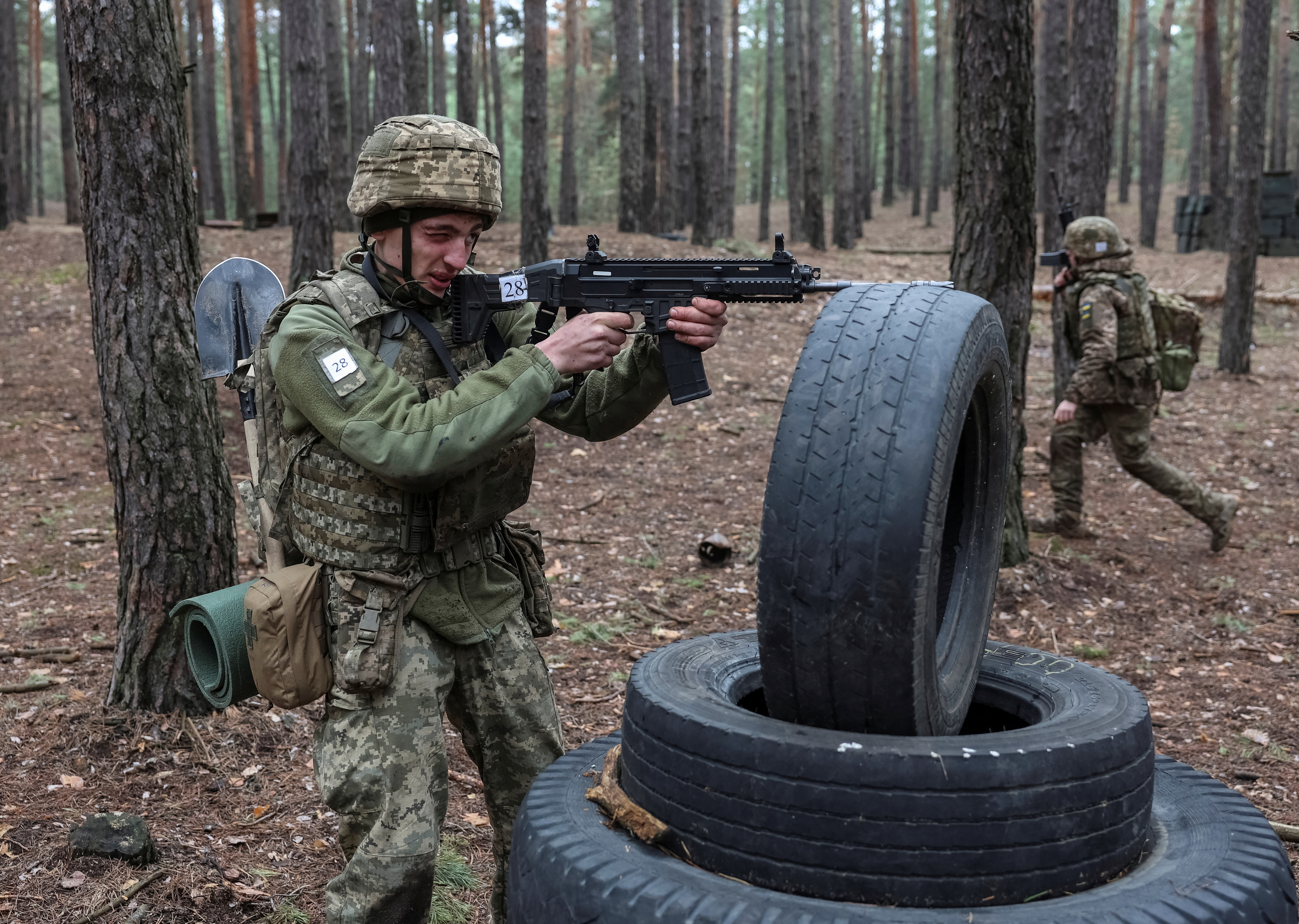 Young recruits of the 92nd Separate Assault Brigade of the Ukrainian Armed Forces attend a basic combat training course, amid Russia's attack on Ukraine, in Kharkiv region, Ukraine April 2, 2025. Ukraine's Defence Ministry launched a recruitment drive for young people, 18 to 24-year-old, to serve in the military for a year for the equivalent of about $24,000 and hefty bonuses. REUTERS/Anatolii Stepanov