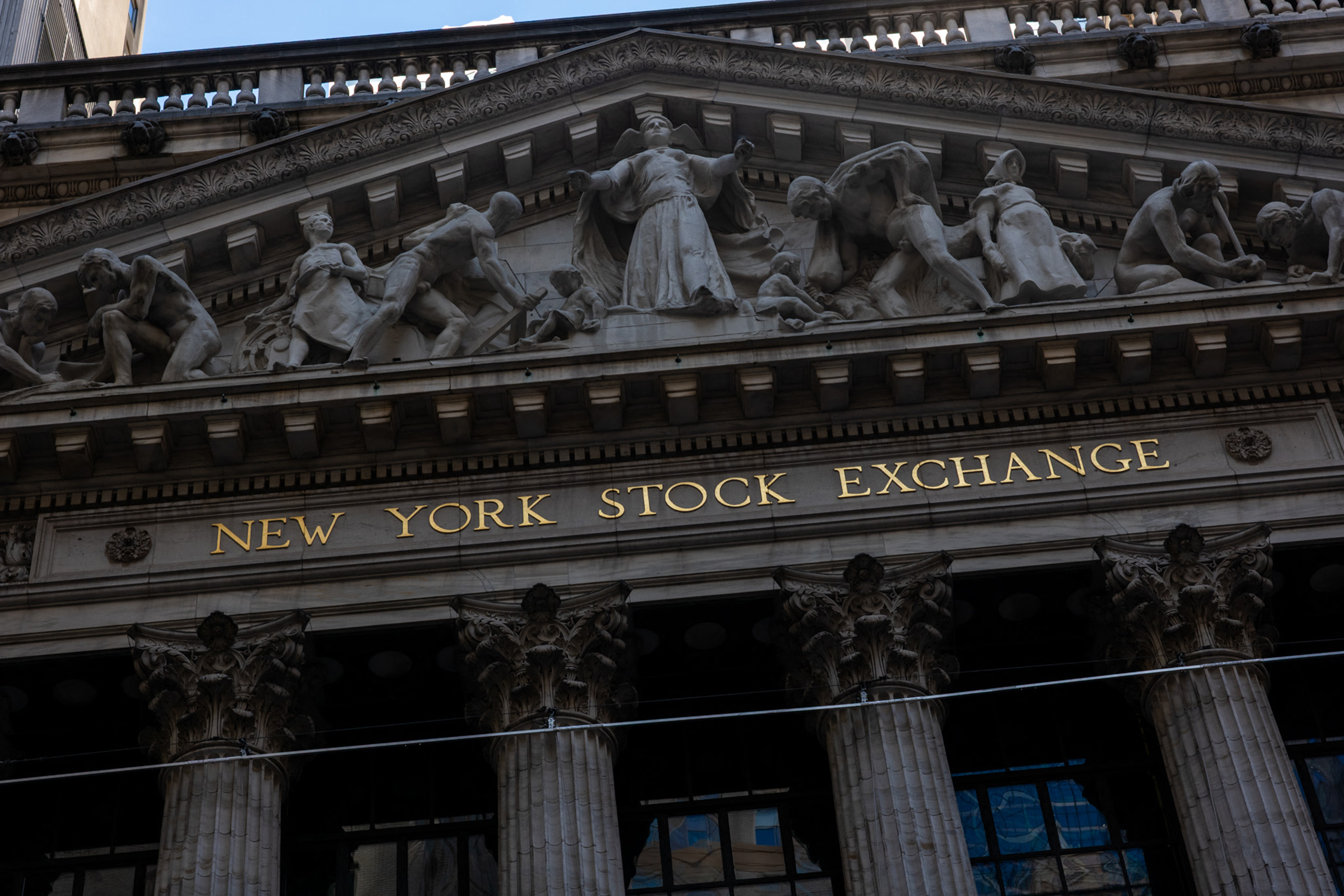 NEW YORK, NEW YORK - APRIL 17: The New York Stock Exchange (NYSE) stands off Wall Street on April 17, 2025 in New York City. Markets were down once again Thursday morning, as the global economy continues to react to President Trump's tariff policy. Spencer Platt/Getty Images/AFP (Photo by SPENCER PLATT / GETTY IMAGES NORTH AMERICA / Getty Images via AFP)