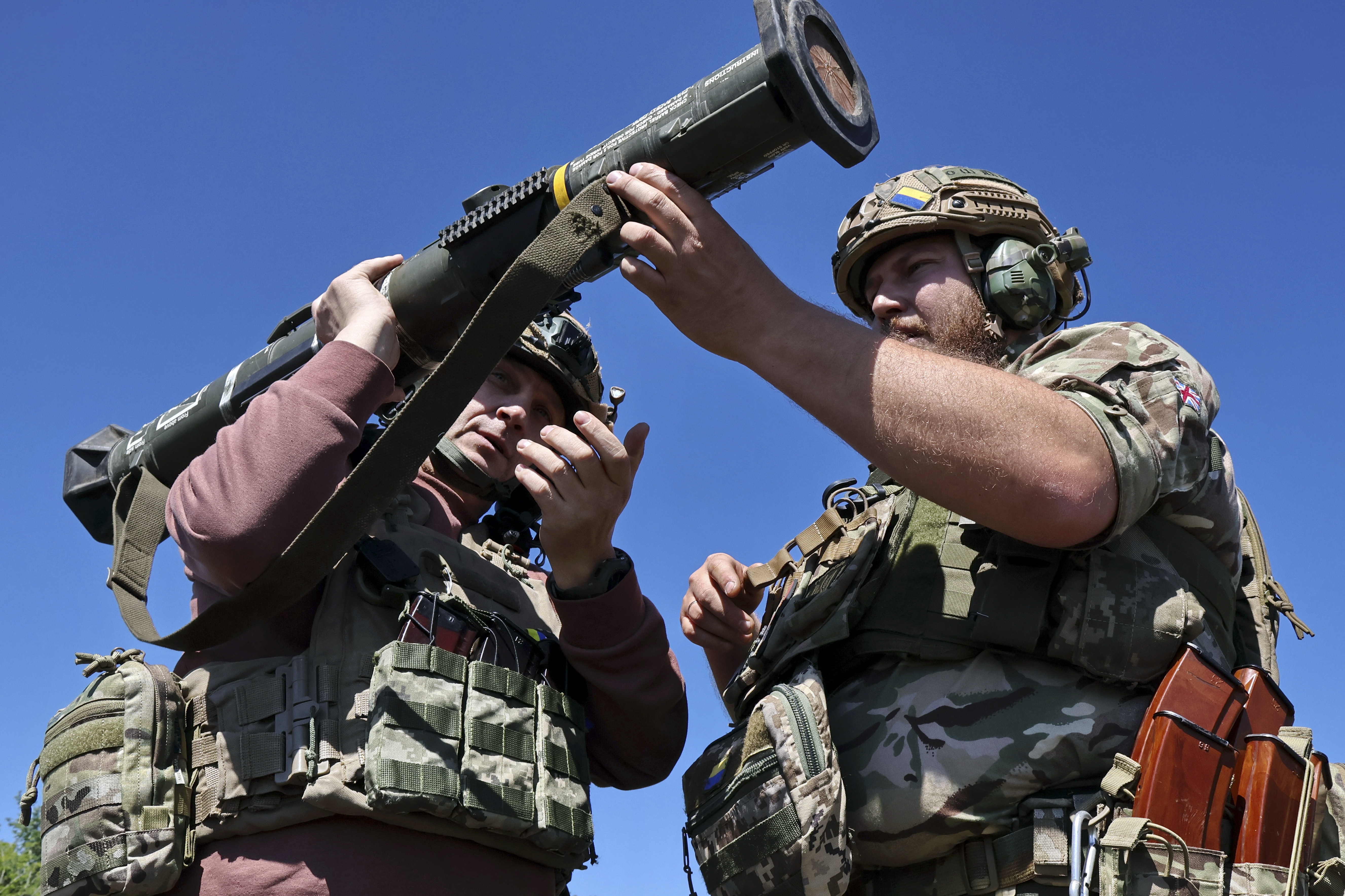 epa12127027 A handout photo made available by the press service of the 65th Separate Mechanised Brigade of Ukrainian Armed Forces shows servicemen of the 65th Separate Mechanised Brigade passing military training with an AT4 NATO disposable Anti-Tank Missile Launcher on a shooting range amid the ongoing Russian invasion, in Zaporizhzhia region, Ukraine, 22 May 2025. Russian troops entered Ukrainian territory on 24 February 2022, starting a conflict that has provoked destruction and a humanitarian crisis. EPA-EFE/Press service of the 65th Mechanized Brigade / HANDOUT HANDOUT EDITORIAL USE ONLY/NO SALES