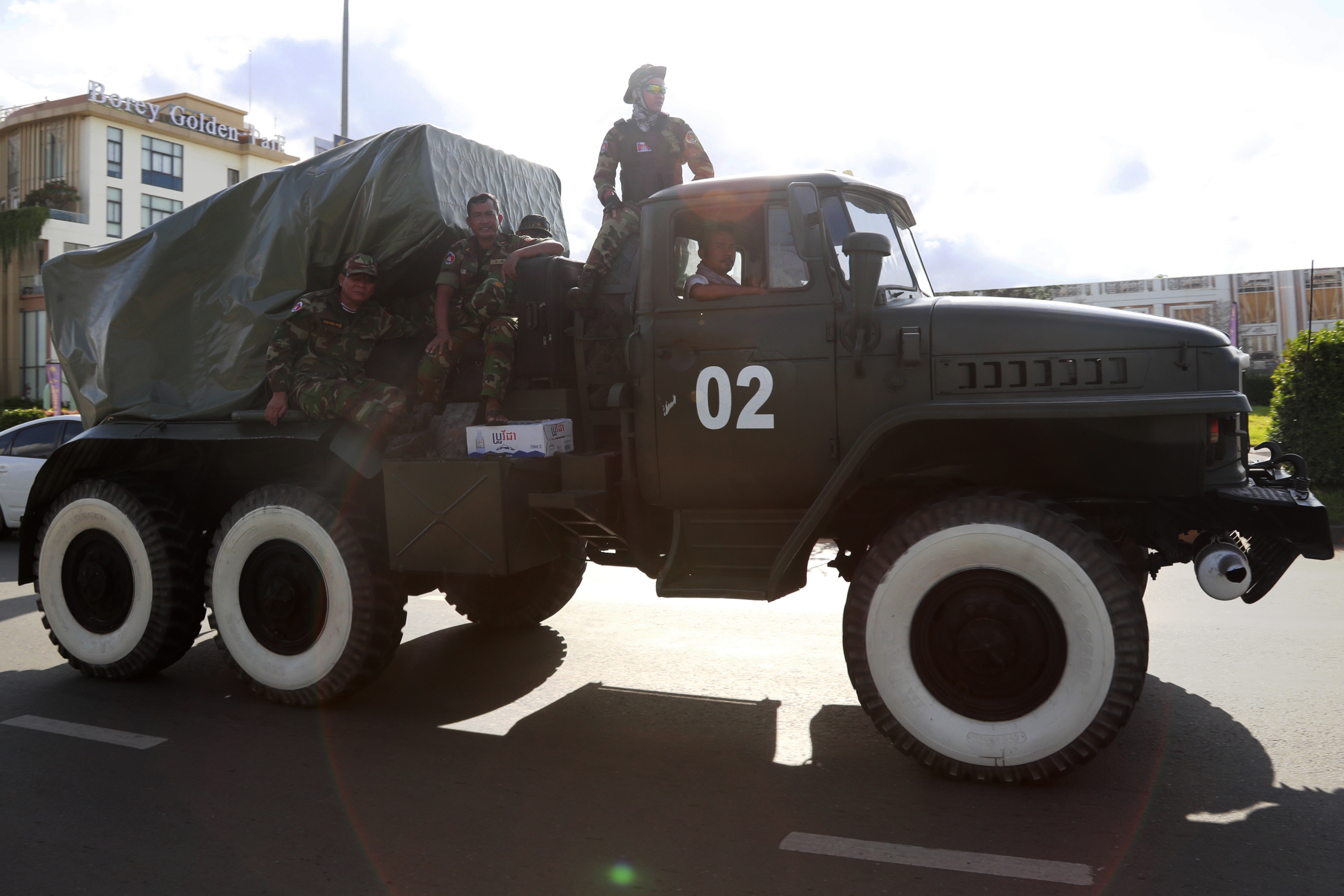 epa12140814 Cambodian soldiers ride on a self-propelled multiple rocket launcher in Phnom Penh, Cambodia, 28 May 2025. An exchange of gunfire between Cambodian and Thai troops along their disputed border resulted in the death of one Cambodian soldier, according to the Cambodian defense ministry. EPA-EFE/KITH SEREY
