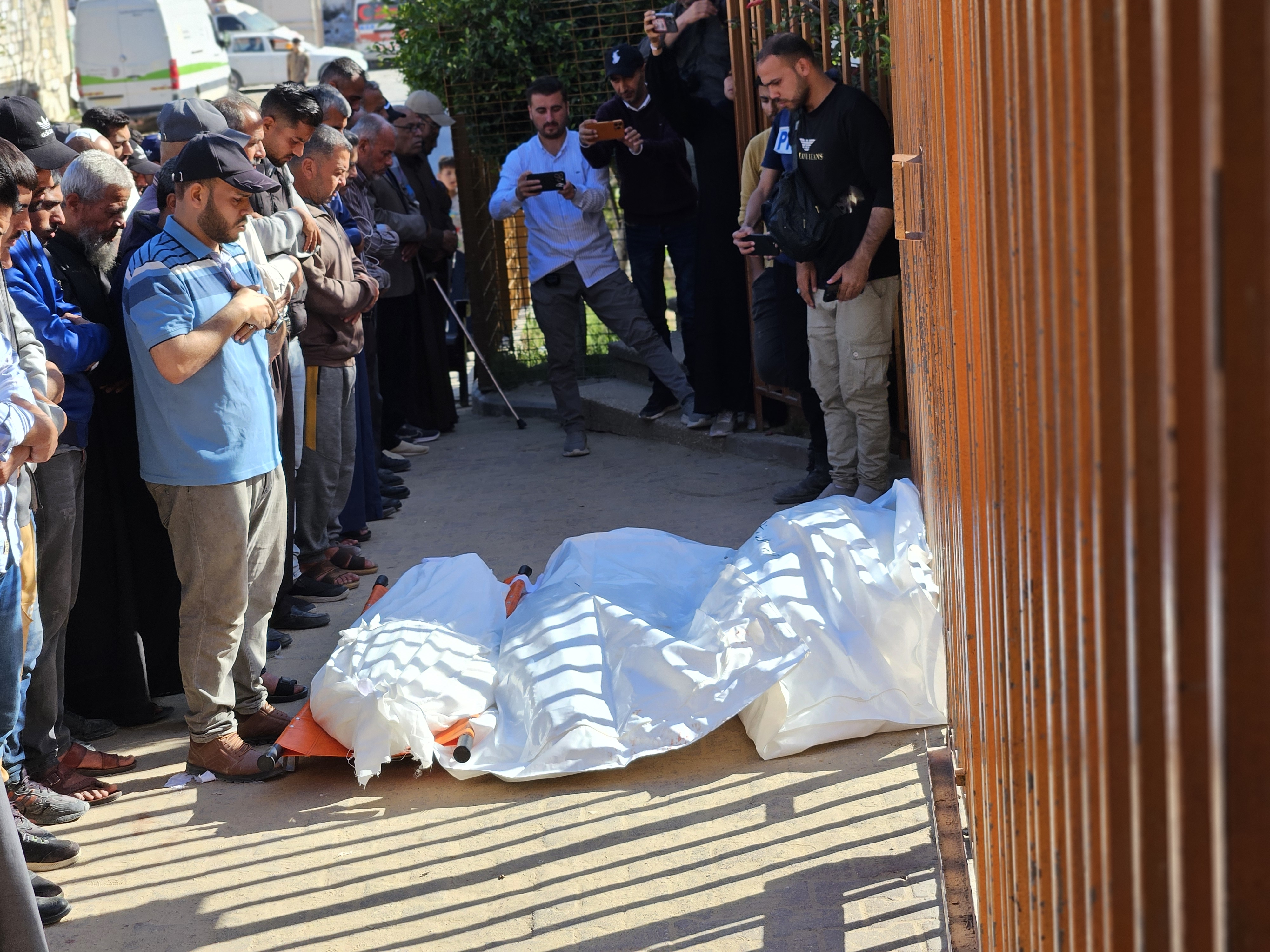 Israeli army attacks the school sheltering Palestinians in Bureij refugee camp