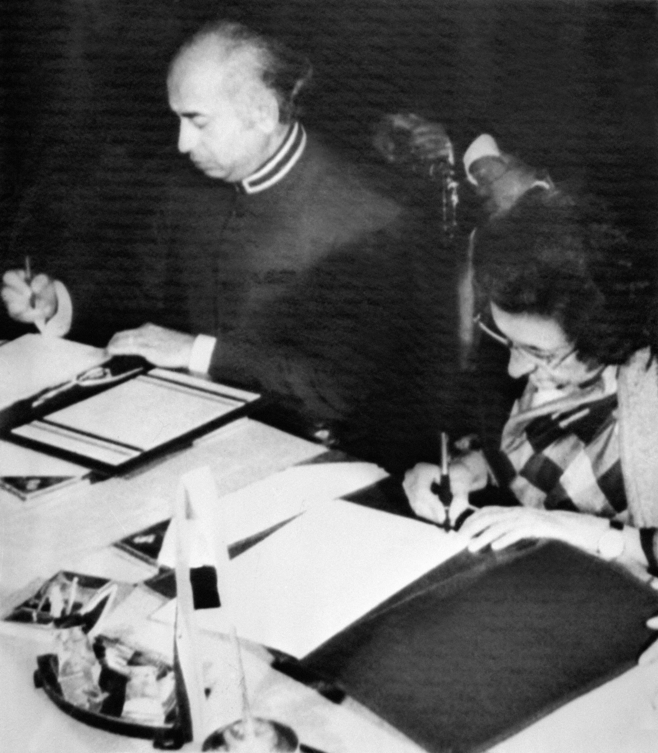 Prime Minister Indira Gandhi of India (R) and Pakistani President Ali Bhutto sign a peace agreement 04 July 1972 in Simla.