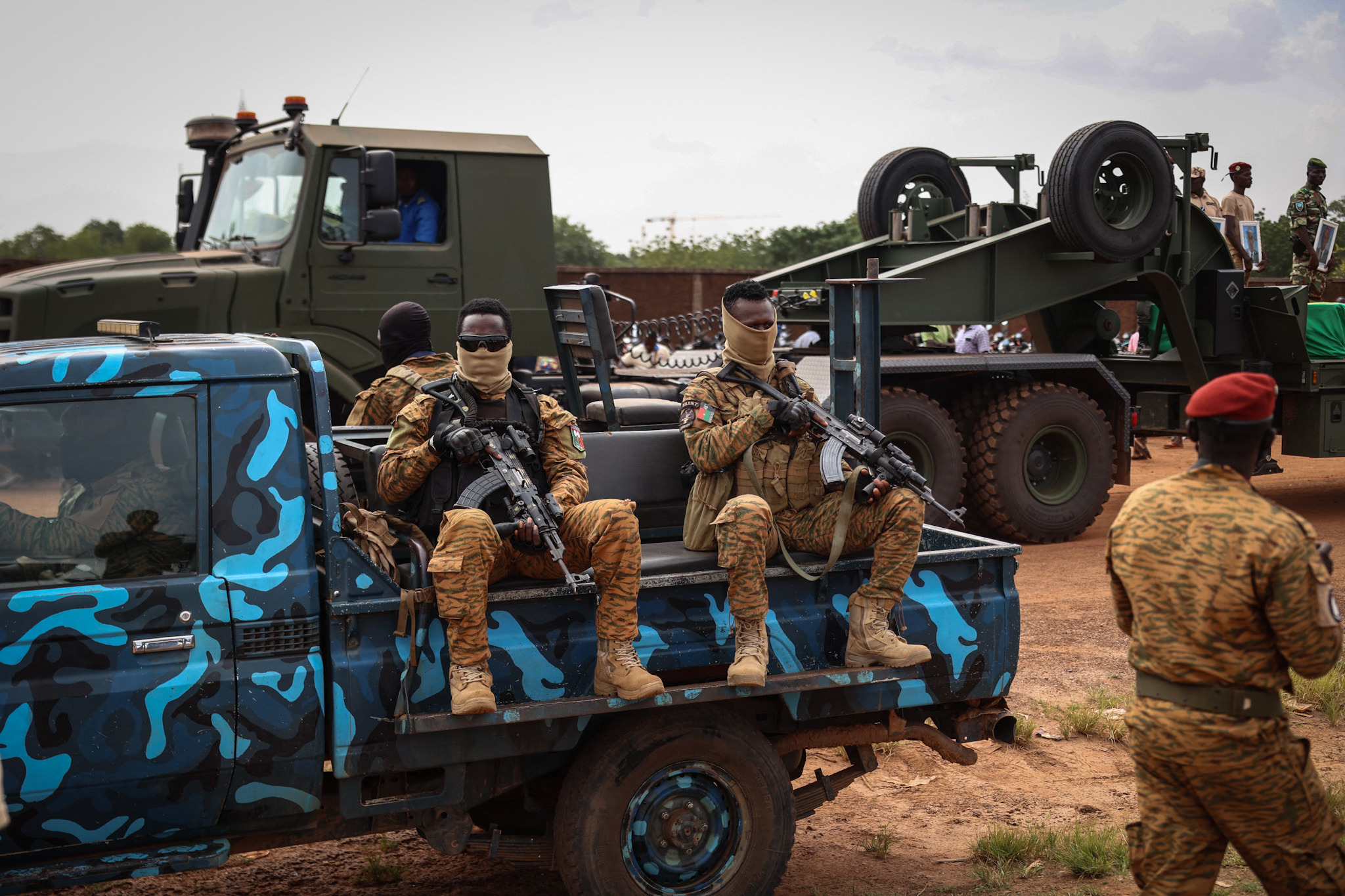 Burkina Faso's servicemen stand guard during the burial of the soldiers killed in Gaskinde, in Ouagadougou on October 8, 2022
