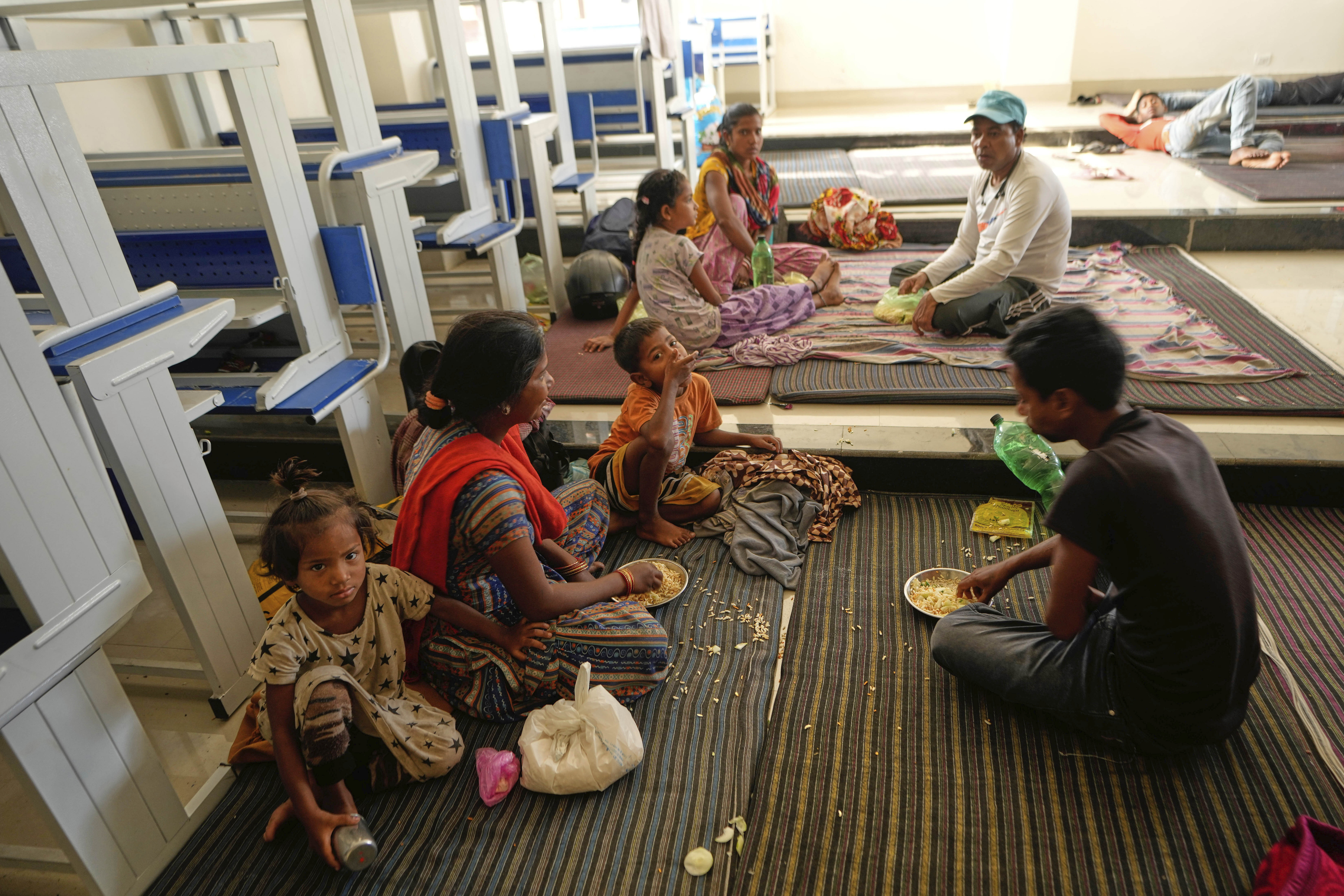 Intense shelling in Kashmir: Dozens injured, thousands seek shelter