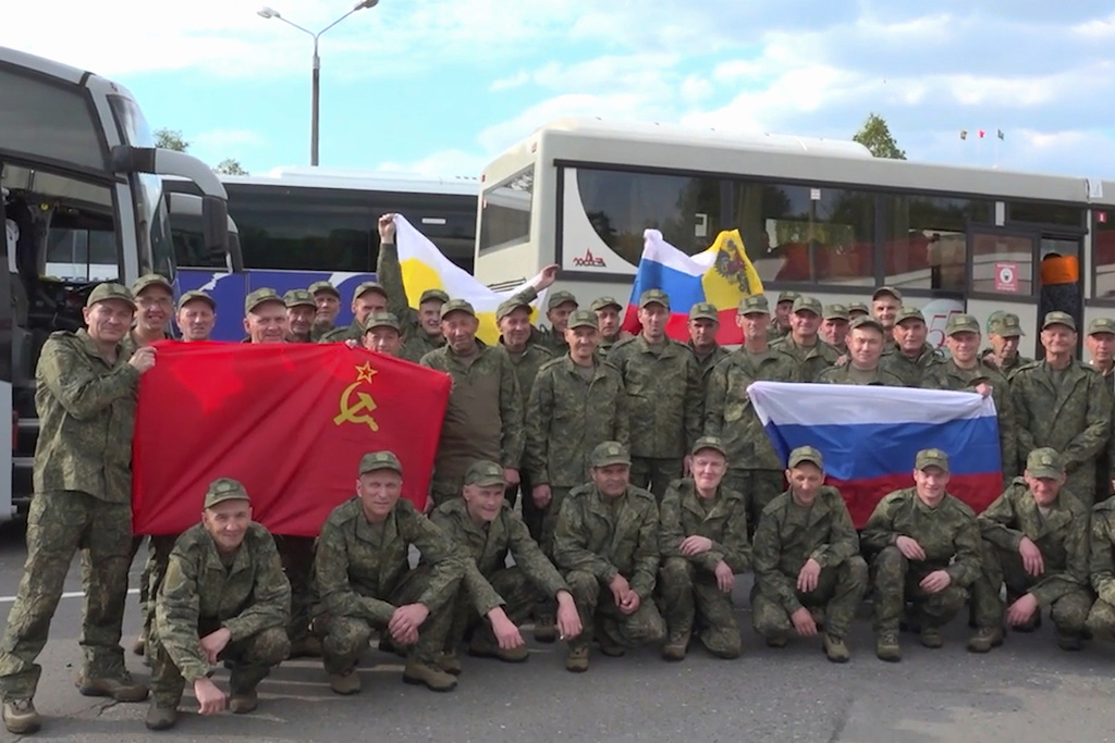 Russian servicemen pose after returning from captivity