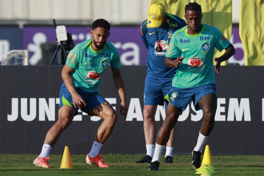 Brazilian national soccer team players Vinicius (R) and Matheus Cunha (L) participate in a training session at the Corinthians club's training center in Sao Paulo, Brazil, 02 June 2025. Ancelotti led his first training session as coach of the Brazilian national team and spoke briefly with Casemiro and Richarlison, ahead of their debut next 05 June against Ecuador, in the South American qualifiers for the 2026 World Cup