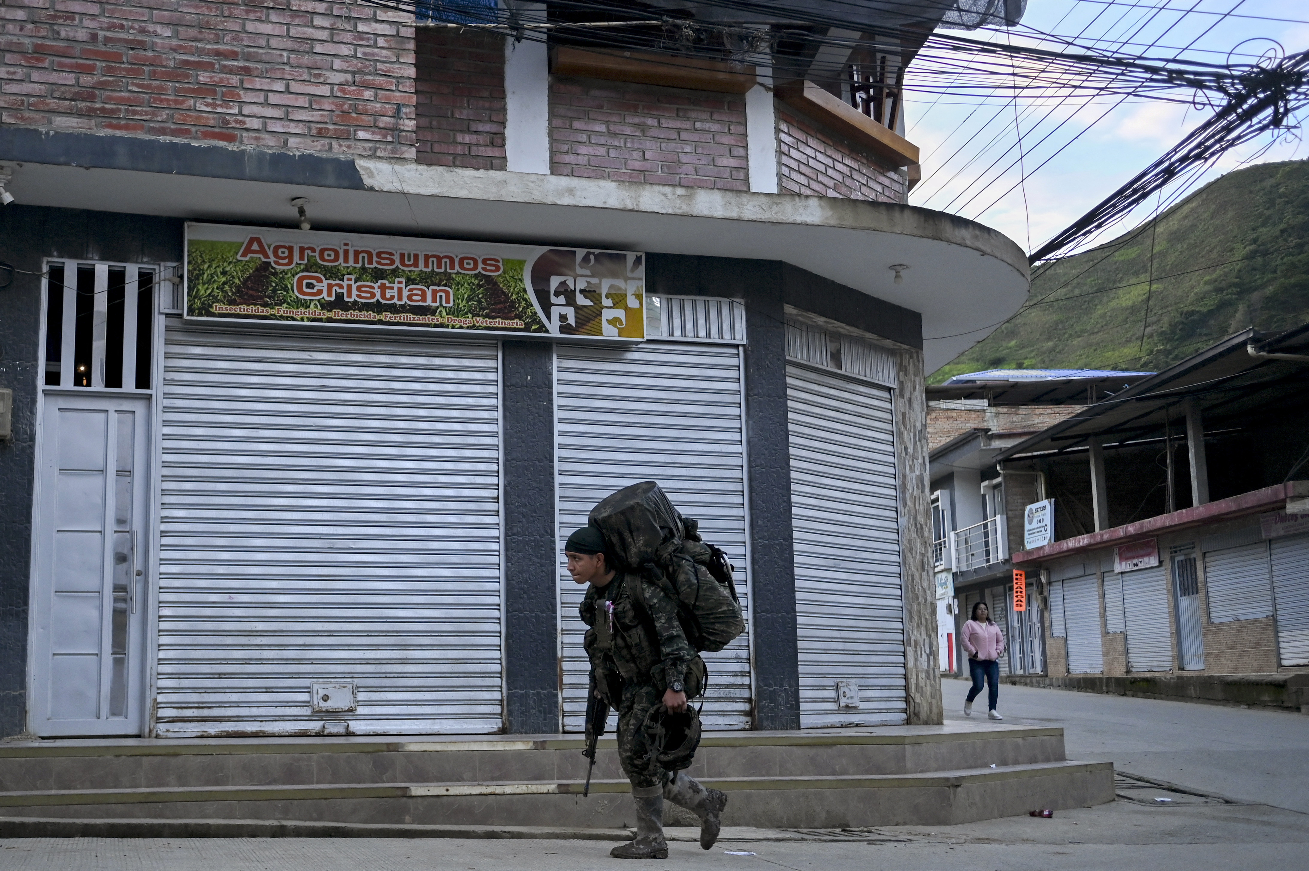 Aiming a blow at narcos, Colombia pays farmers to uproot coca