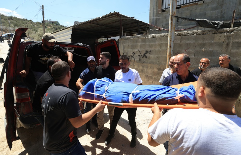 epa12214907 Relatives carry the body of a Palestinian man during the funeral in the West Bank city of Tulkarem, 04 July 2025. According to the Palestinian Ministry of Health, a 61-year-old man identified as Waleed Hassan Saad Bdeir, was fatally shot by Israeli troops on 03 July evening near Nour Shams refugee camp. EPA/ALAA BADARNEH