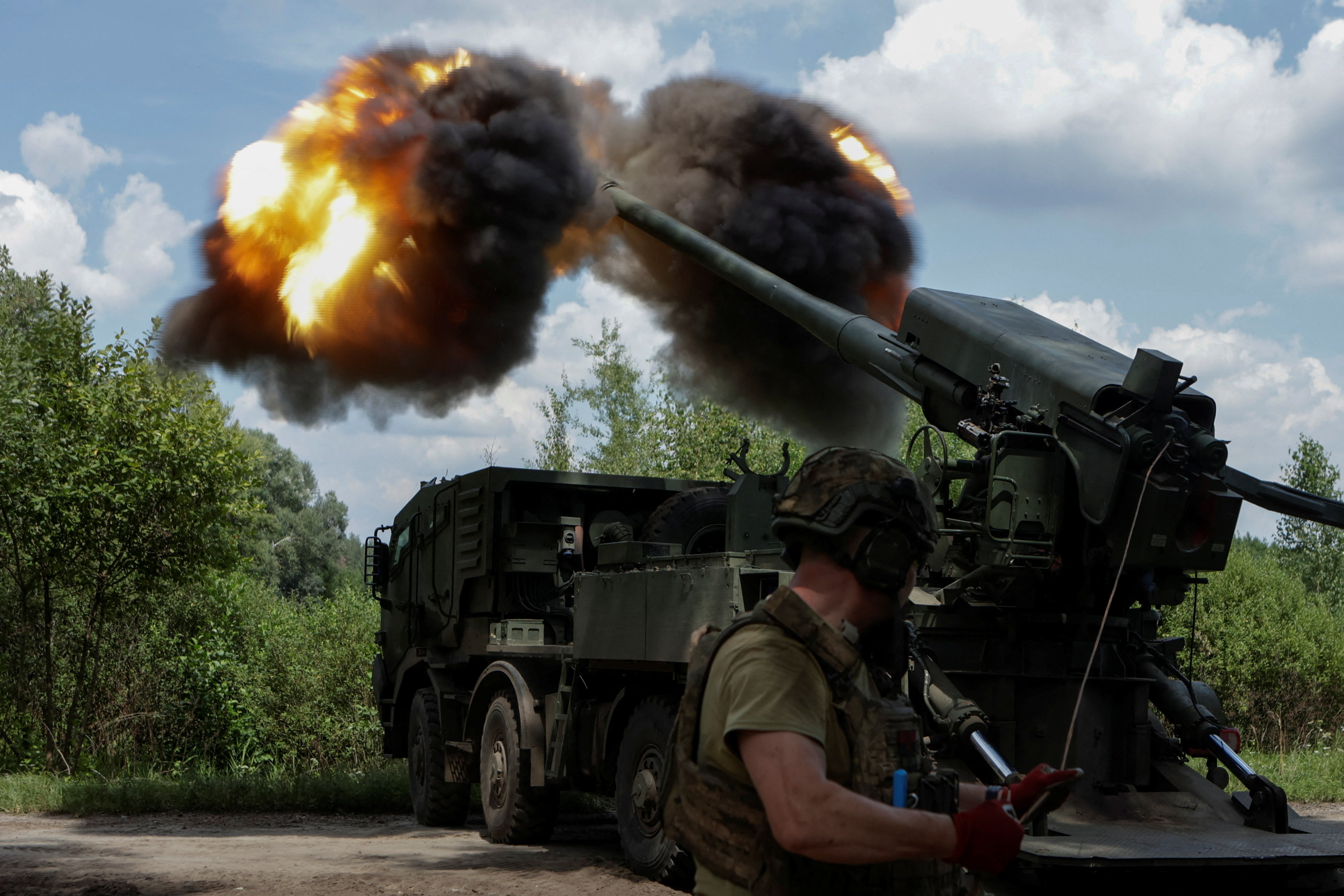 Service members of the 48th Separate Artillery Brigade fire a 2S22 Bohdana self-propelled howitzer towards Russian troops near a front line, amid Russia's attack on Ukraine, in Kharkiv region, Ukraine July 27, 2025. REUTERS/Sofiia Gatilova