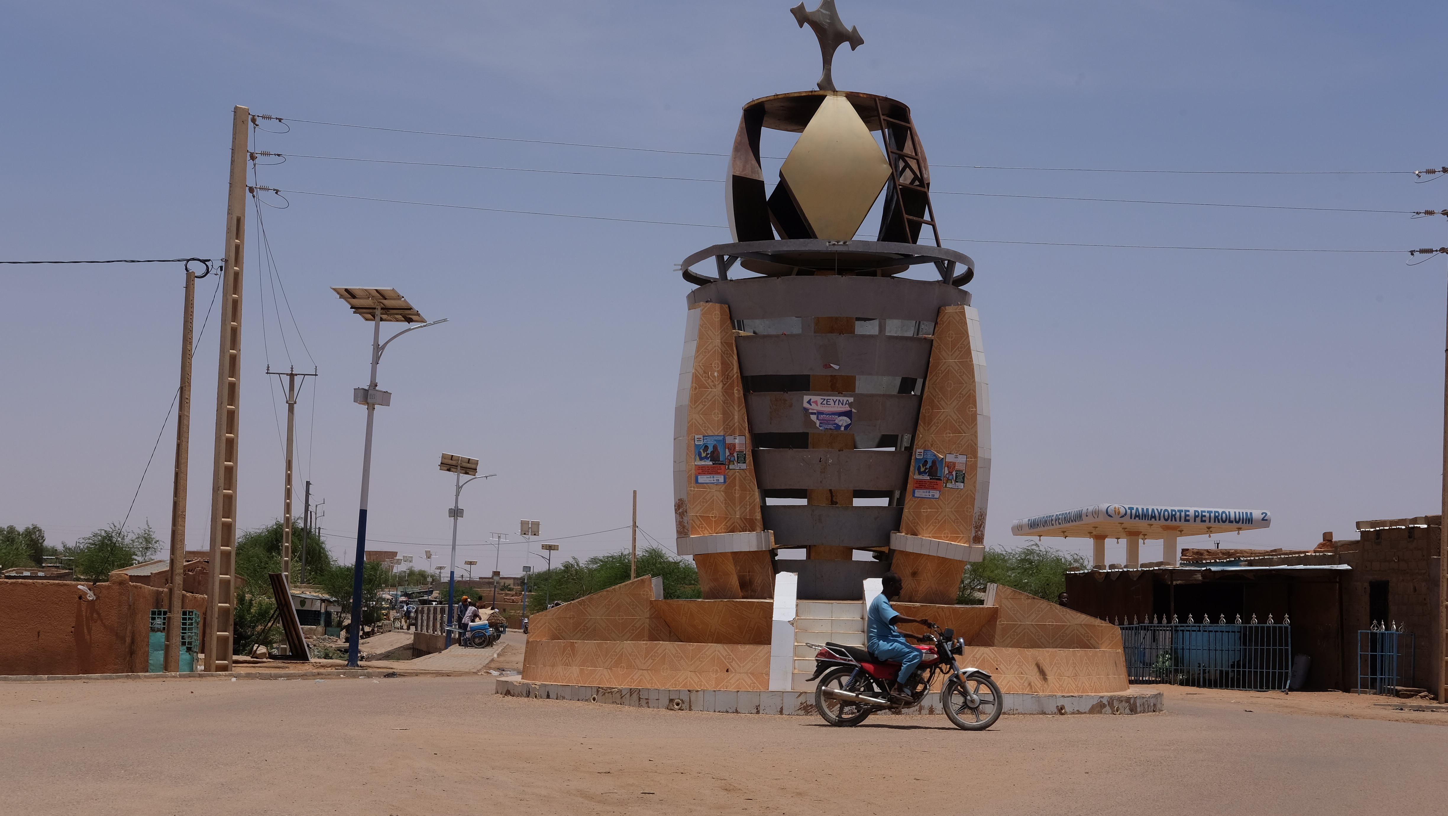 An intersection in the town of Agadez, outside the old town area