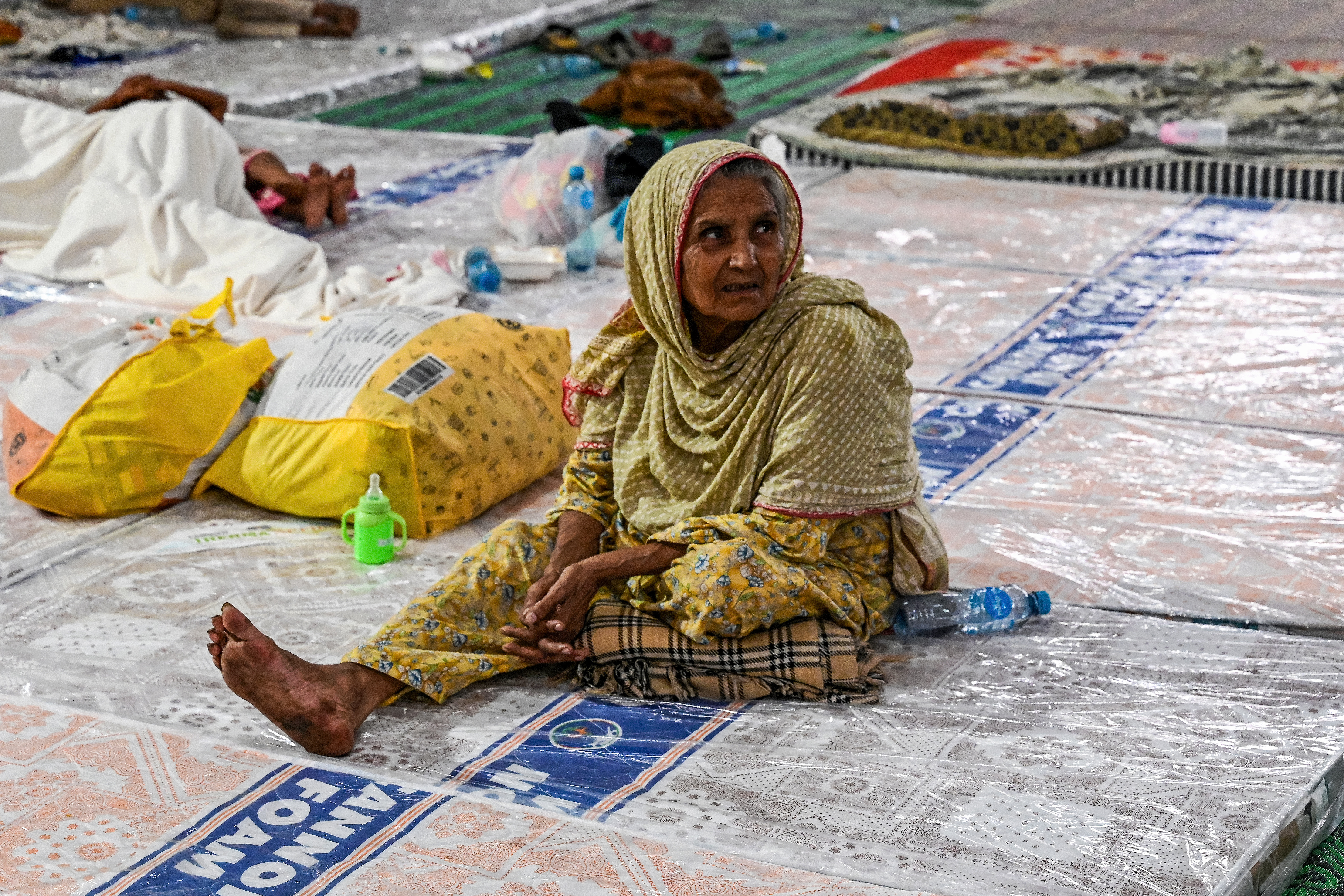 Pakistan evacuates half a million people stranded by floods