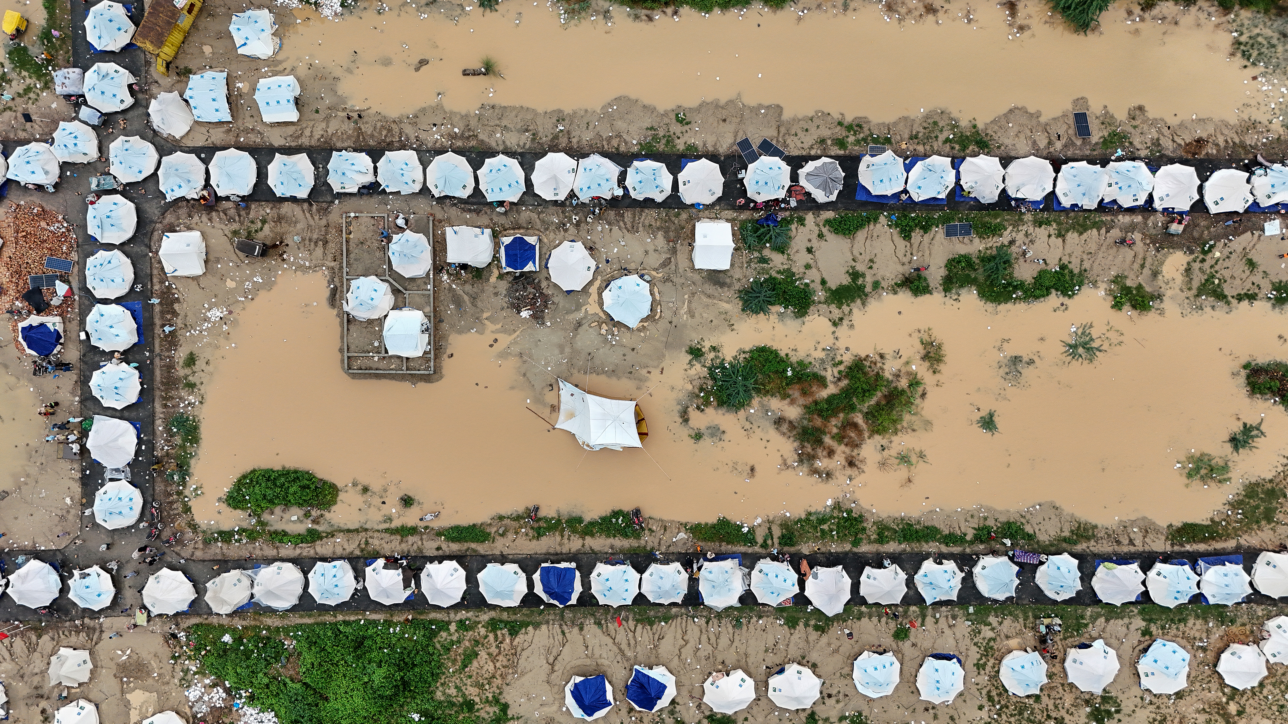 Pakistan evacuates half a million people stranded by floods