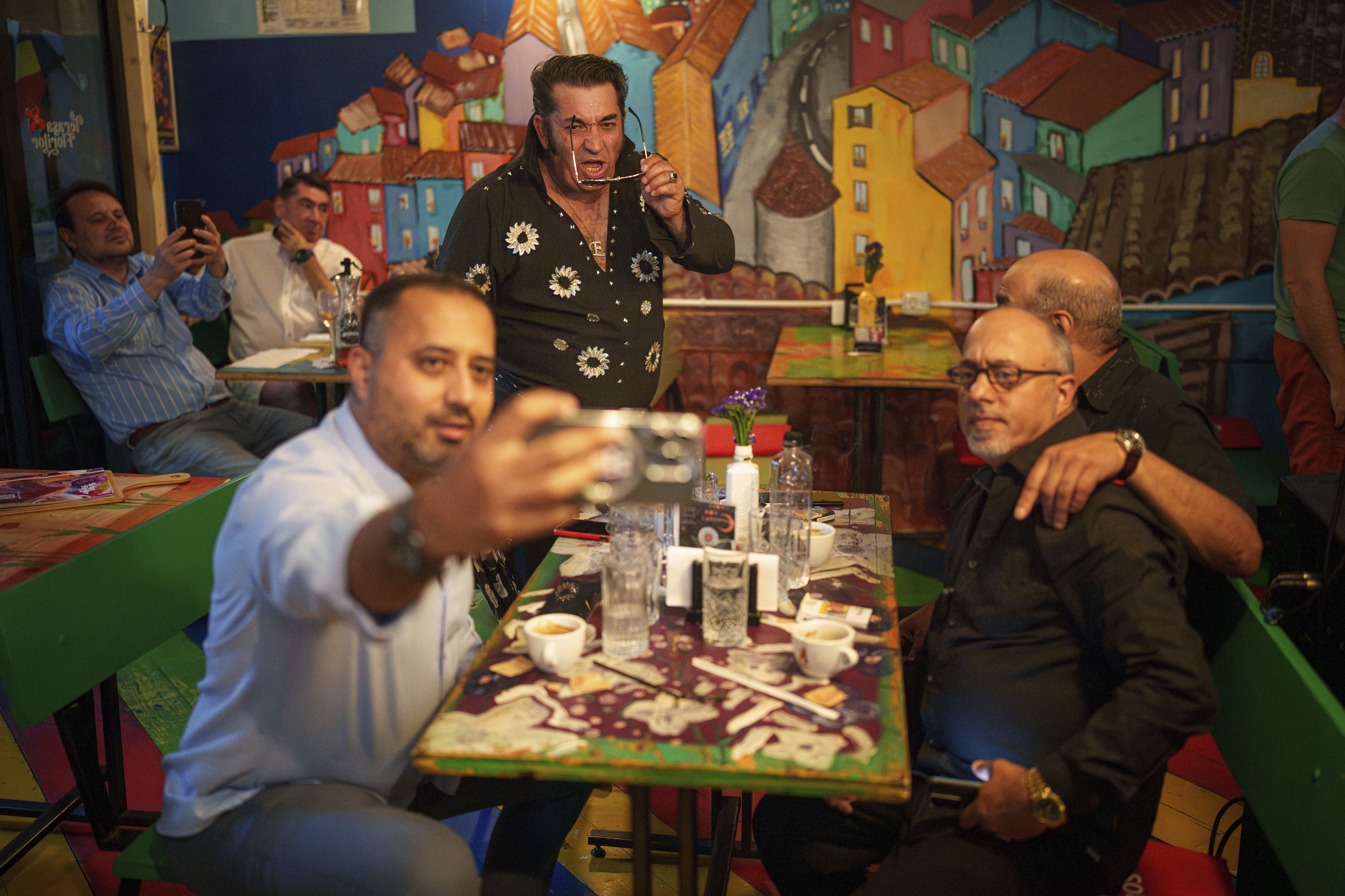 Elvis-inspired teacher fights Roma prejudice with music and heart