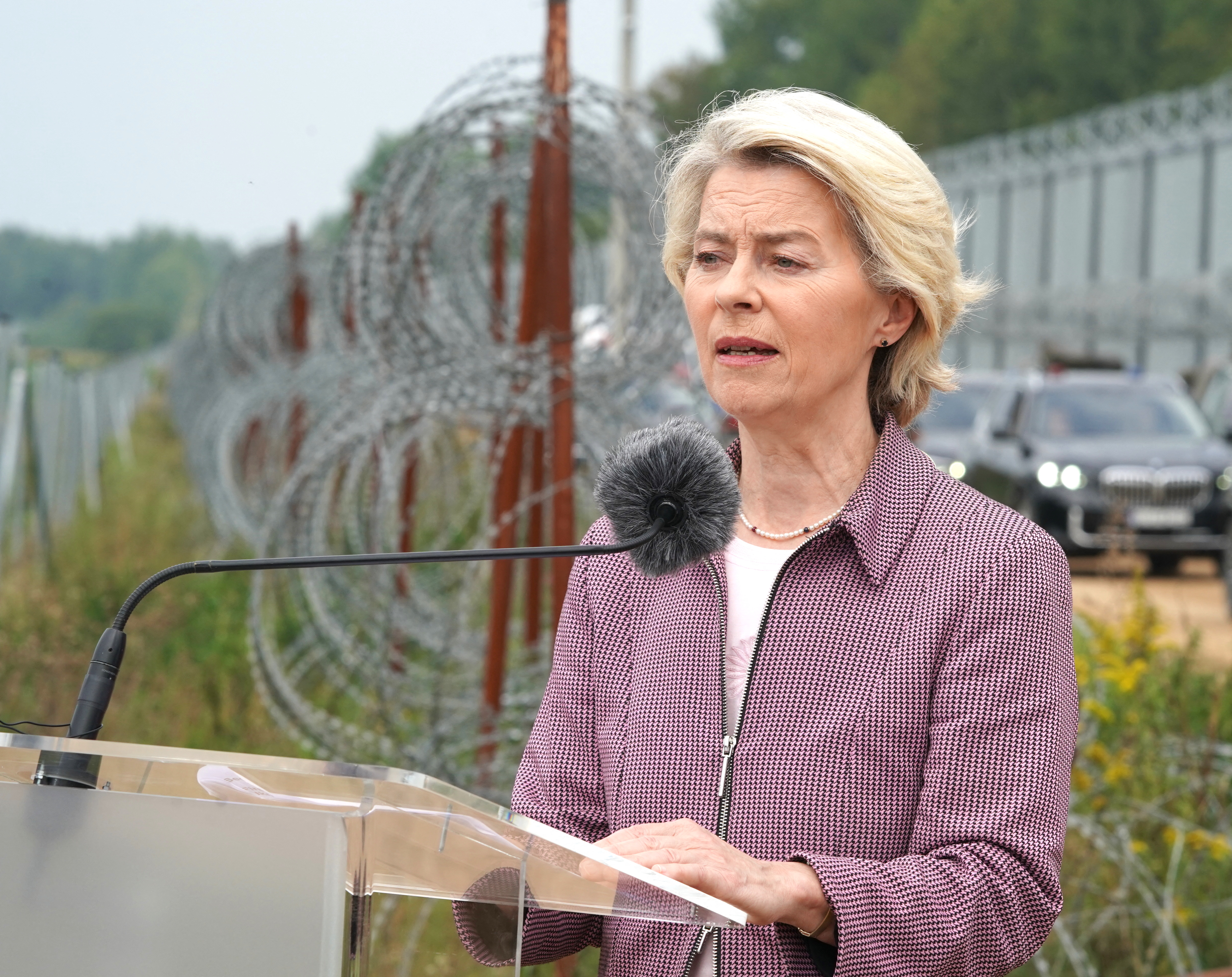 TOPSHOT - President of European Commission Ursula von der Leyen speaks to journalists as she and Polish Prime Minister Donald Tusk (not in picture) visit the fence at the Poland/Belarus border on August 25, 2025 in Krynki, eastern Poland. (Photo by JANEK SKARZYNSKI / AFP)