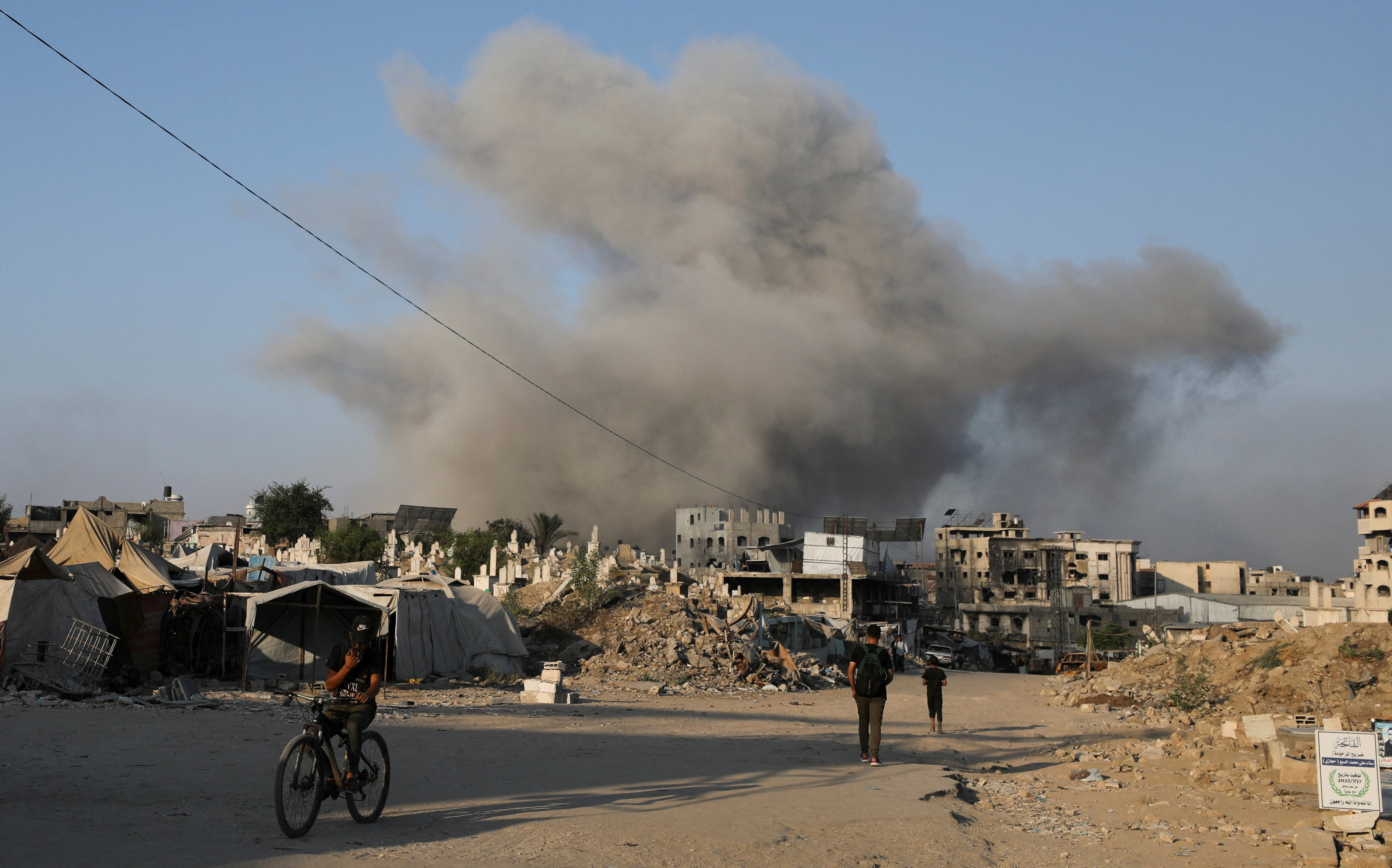 Smoke rises following an Israeli strike, in Gaza City, August 23, 2025. REUTERS/Dawoud Abu Alkas