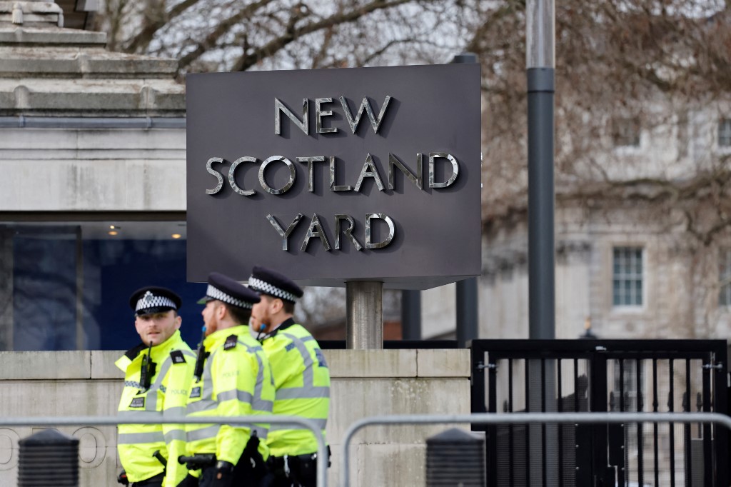 Britain's police officers patrol in front of Scotland Yard, central London. [Tolga Akmen/AFP]