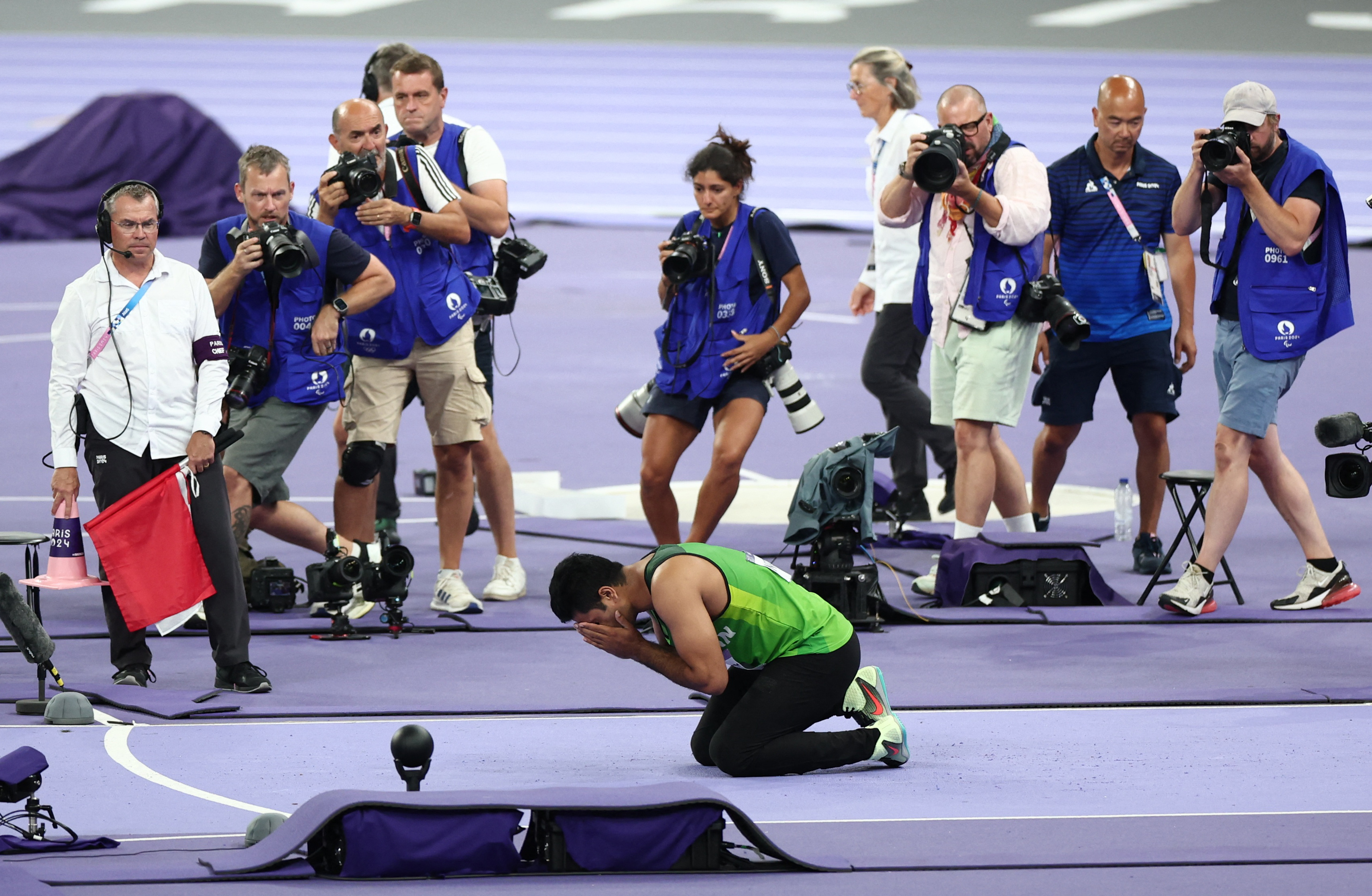 Paris 2024 Olympics - Athletics - Men's Javelin Throw Final - Stade de France, Saint-Denis, France - August 08, 2024. Arshad Nadeem of Pakistan celebrates after winning gold and a new olympic record. REUTERS/Marko Djurica